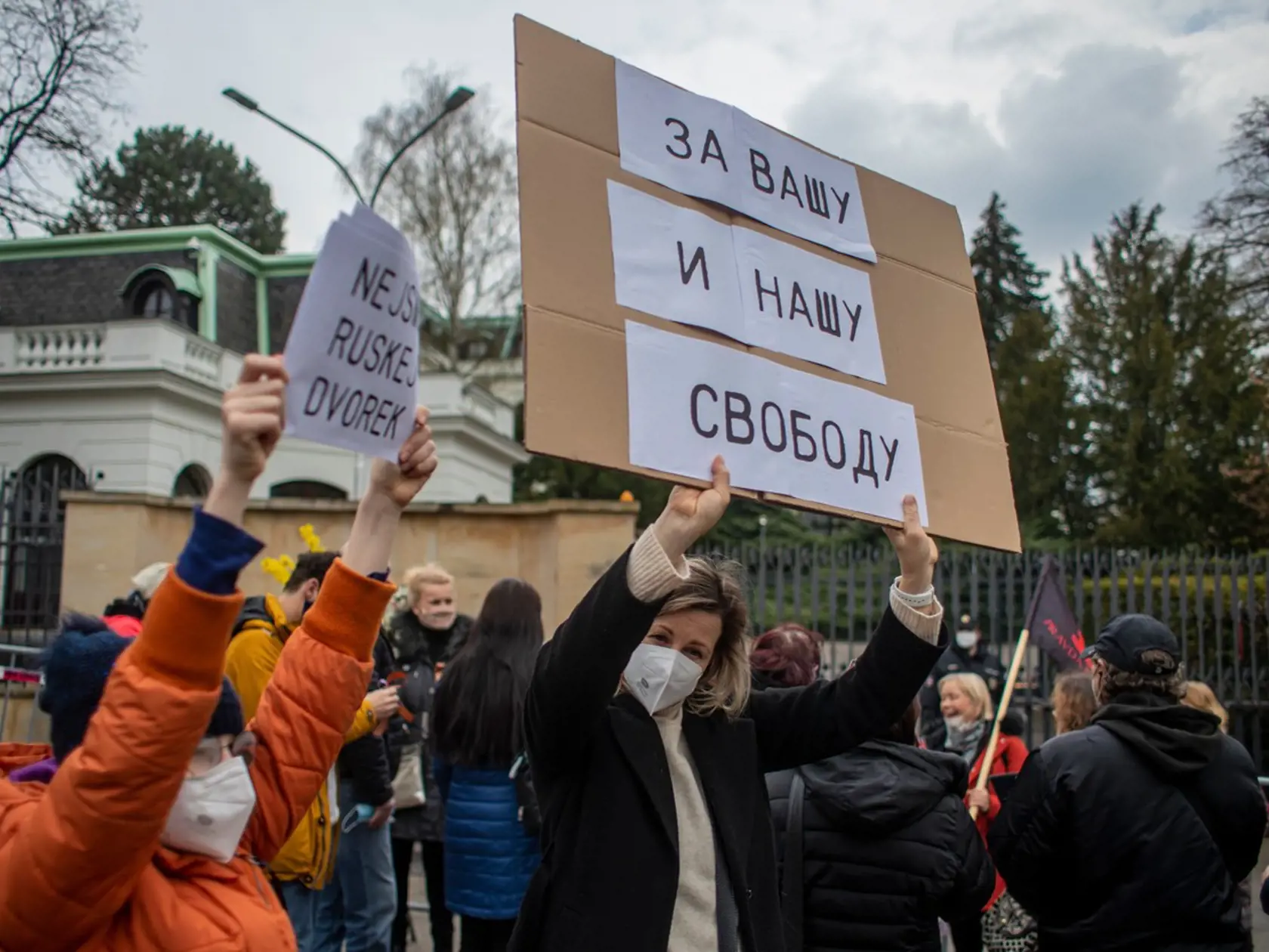 Po zverejnení informácie, že vo výbuchu muničného skladu v českých Vrběticiach mohla byť zapletená ruská tajná služba, sa pred ruskou ambasádou v Prahe strhol protest.