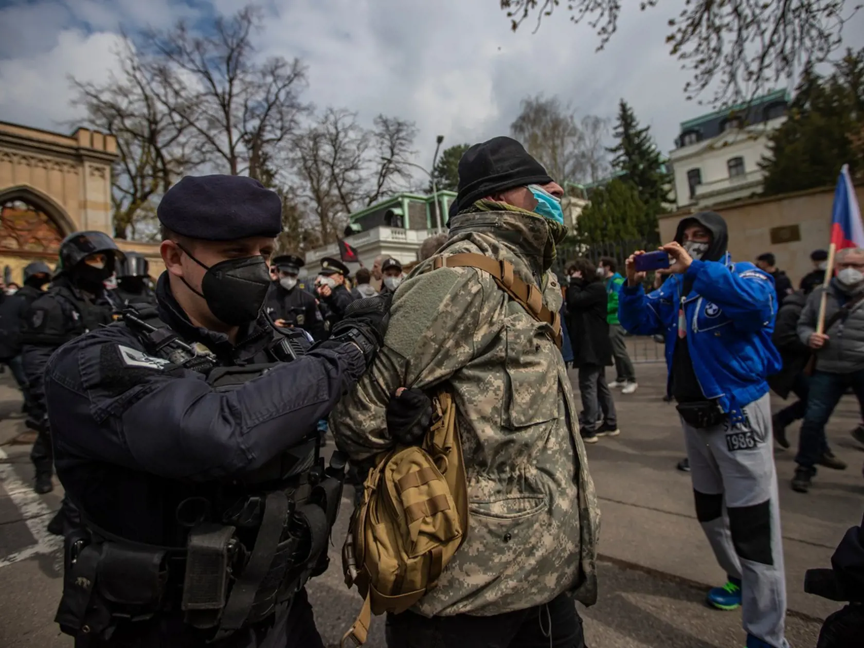 Po zverejnení informácie, že vo výbuchu muničného skladu v českých Vrběticiach mohla byť zapletená ruská tajná služba, sa pred ruskou ambasádou v Prahe strhol protest.