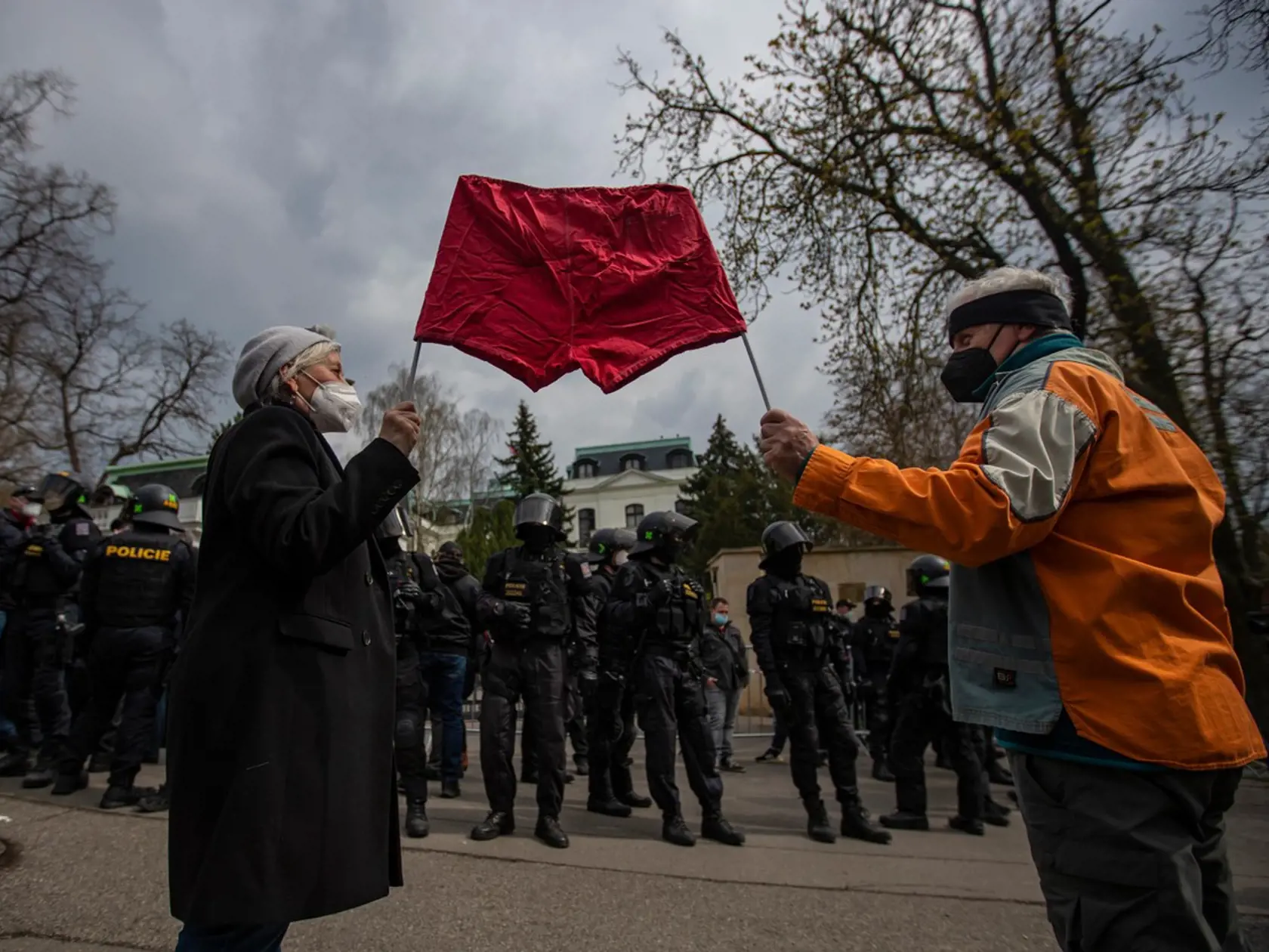 Po zverejnení informácie, že vo výbuchu muničného skladu v českých Vrběticiach mohla byť zapletená ruská tajná služba, sa pred ruskou ambasádou v Prahe strhol protest.