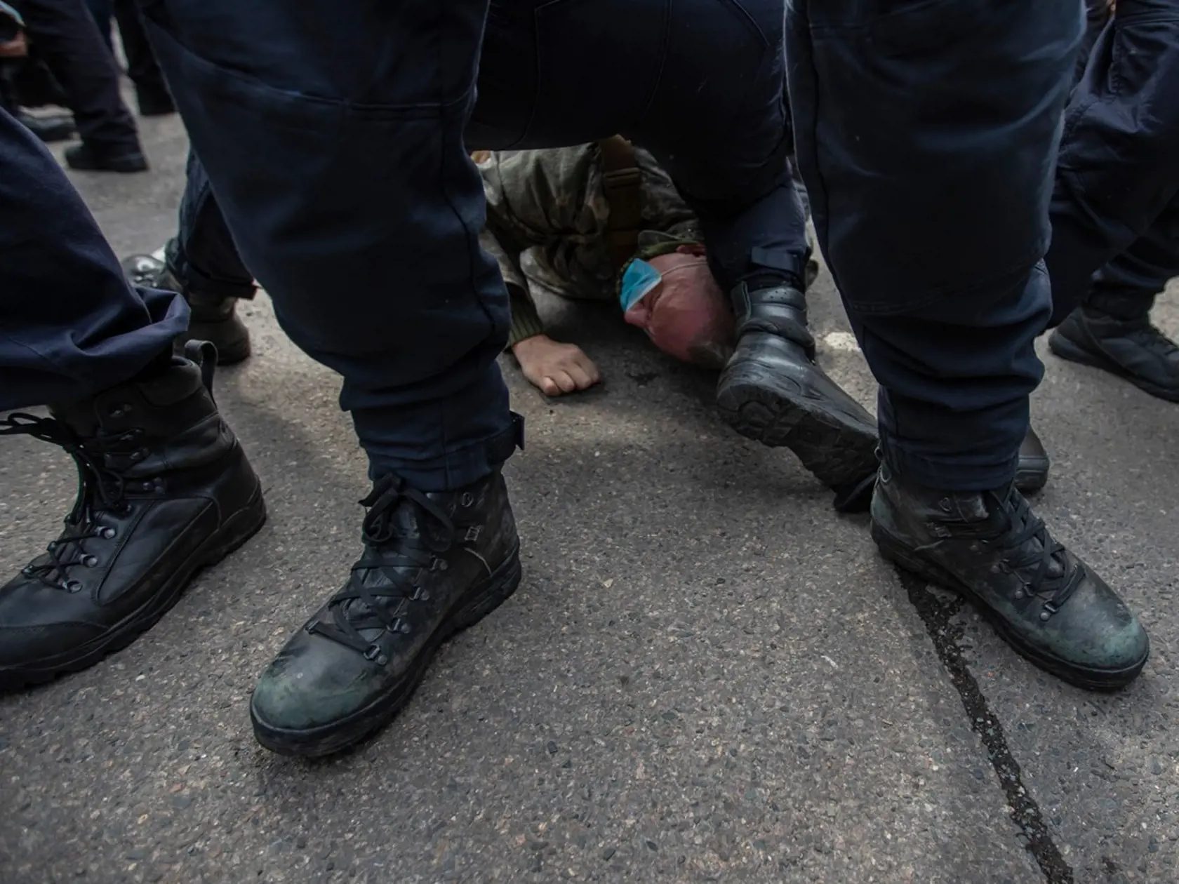 Po zverejnení informácie, že vo výbuchu muničného skladu v českých Vrběticiach mohla byť zapletená ruská tajná služba, sa pred ruskou ambasádou v Prahe strhol protest.