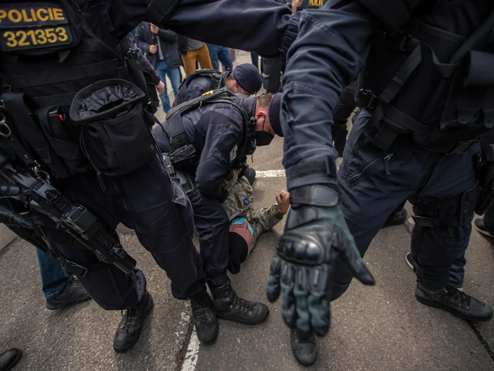 Po zverejnení informácie, že vo výbuchu muničného skladu v českých Vrběticiach mohla byť zapletená ruská tajná služba, sa pred ruskou ambasádou v Prahe strhol protest.