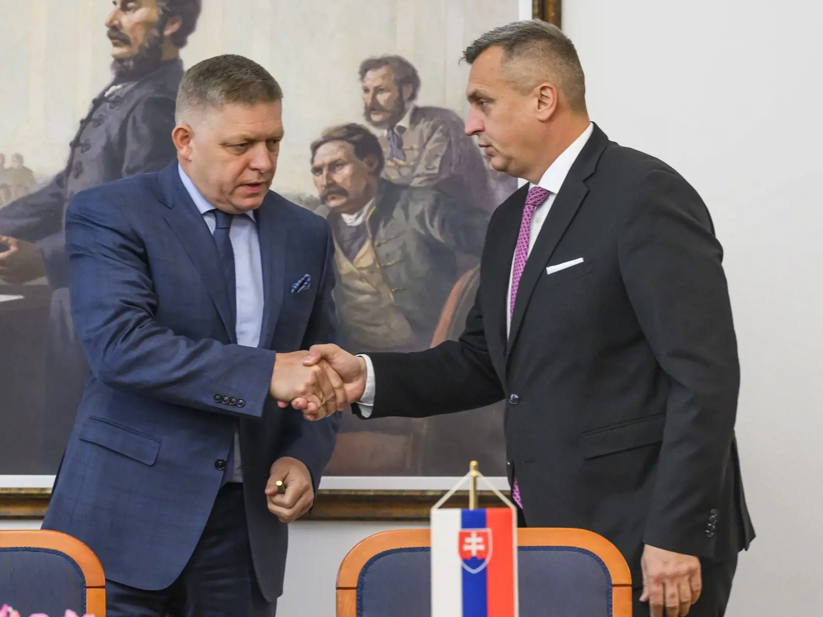 Na snímke zľava predseda SMER-SD Robert Fico a predseda SNS Andrej Danko si podávajú ruky počas slávnostného aktu podpisu memoranda o porozumení strán SMER-SD, HLAS-SD a SNS v historickej budove NR SR v Bratislave 11. októbra 2023.