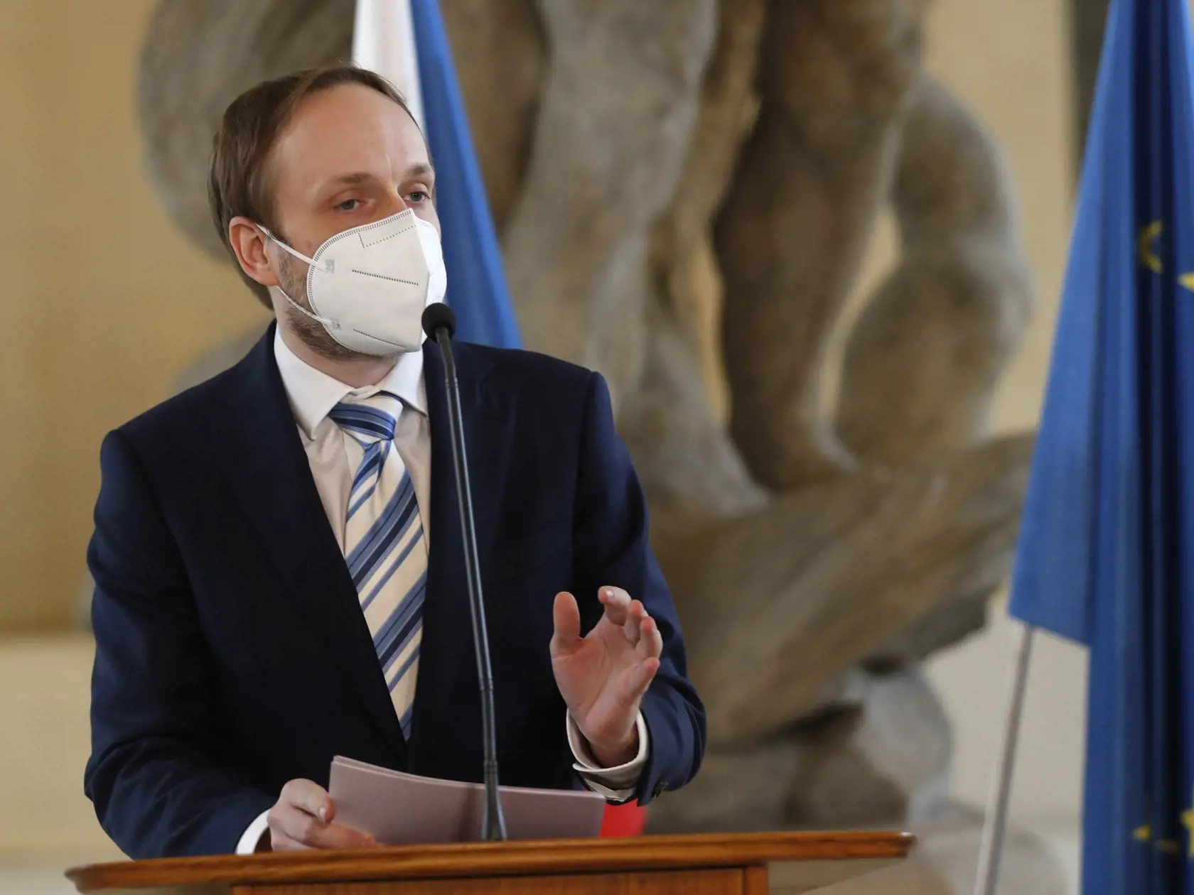 Na snímke novovymenovaný český minister zahraničných vecí Jakub Kulhánek počas tlačovej konferencie v Černínskom paláci v Prahe v Českej republike