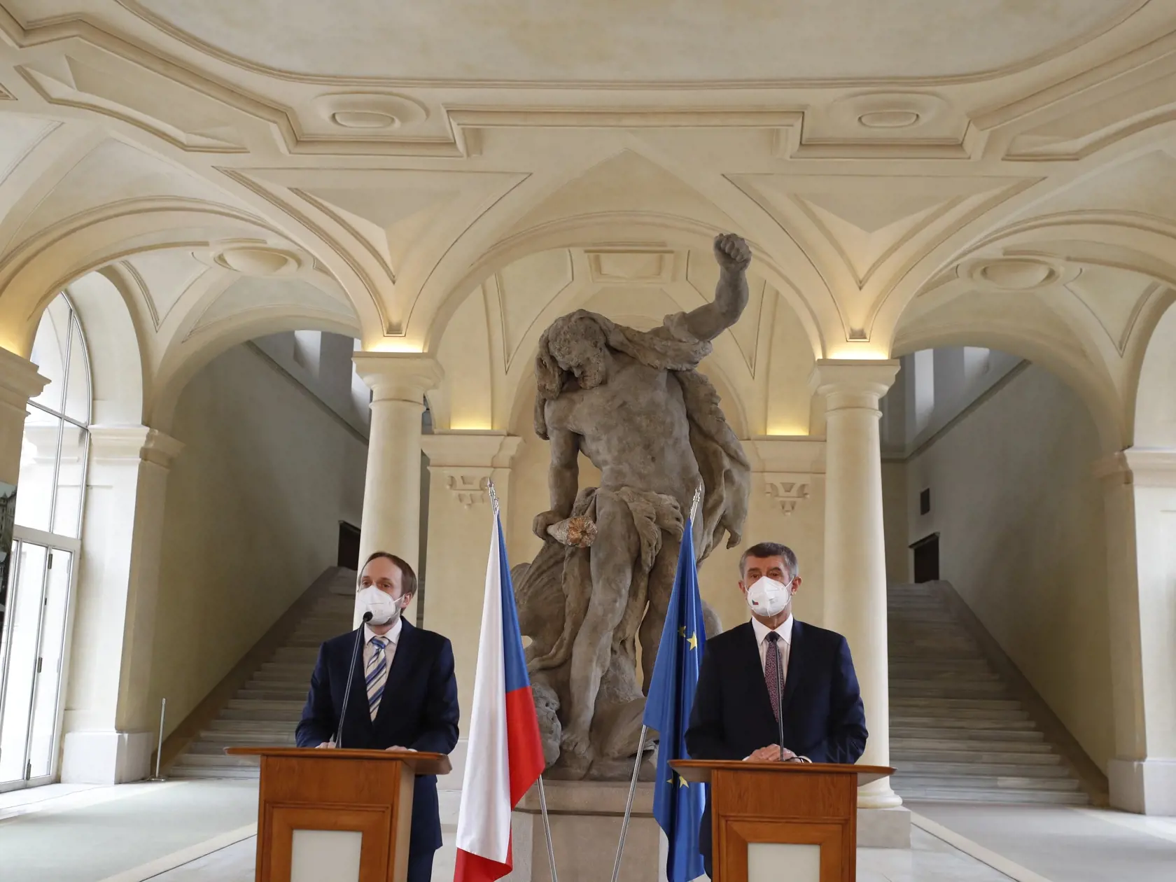 Na snímke sprava český premiér Andrej Babiš a novovymenovaný český minister zahraničných vecí Jakub Kulhánek počas tlačovej konferencie v Černínskom paláci v Prahe v Českej republike.