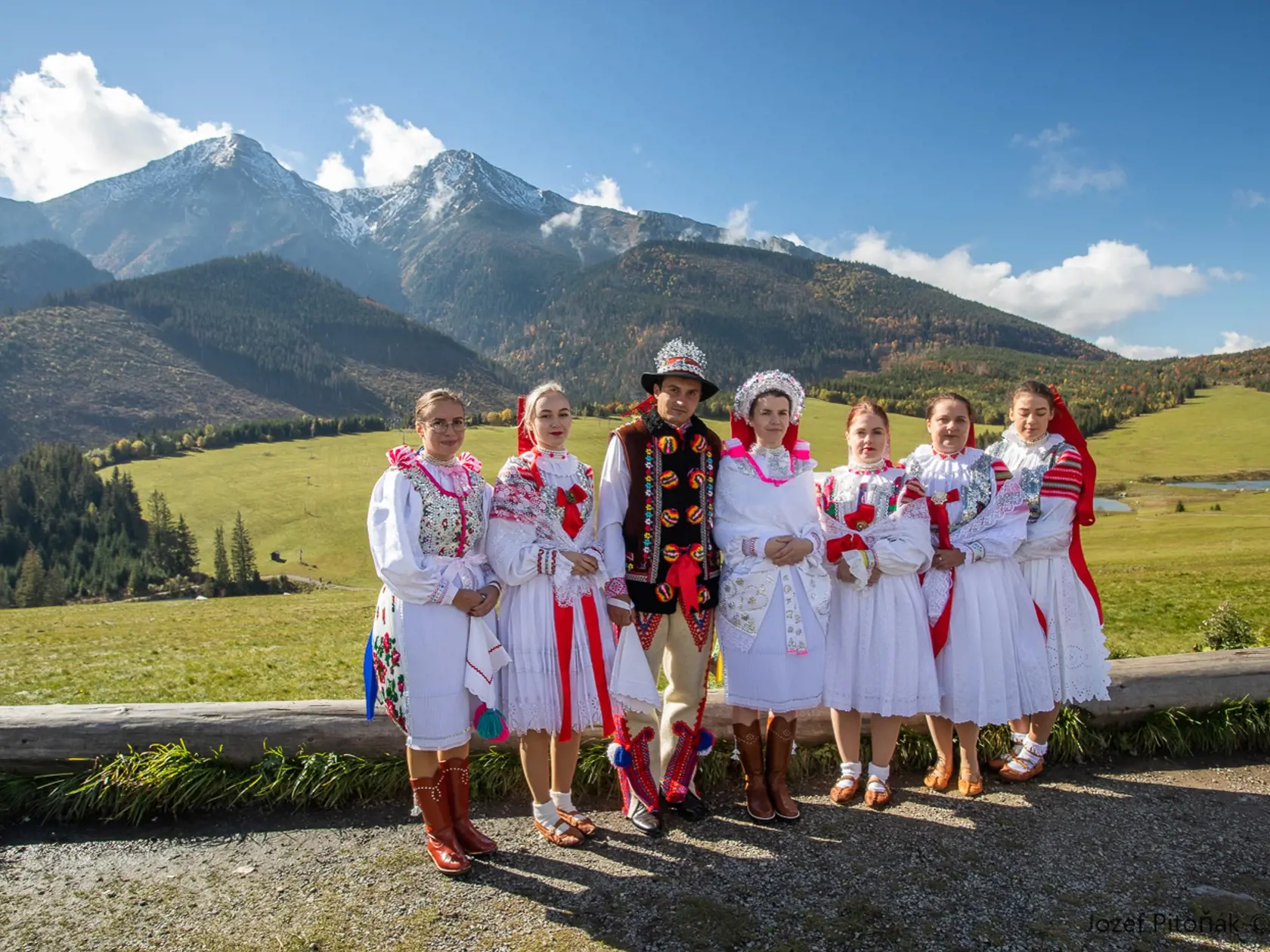 Snúbenci s družičkami. Ždiarsky kroj patrí medzi najkrajšie na Slovensku. Mnohí turisti si ho kupujú ako suvenír, ak nie celý, tak aspoň časť. Mimoriadne obľúbený je najmä mužský klobúk s mušličkami.