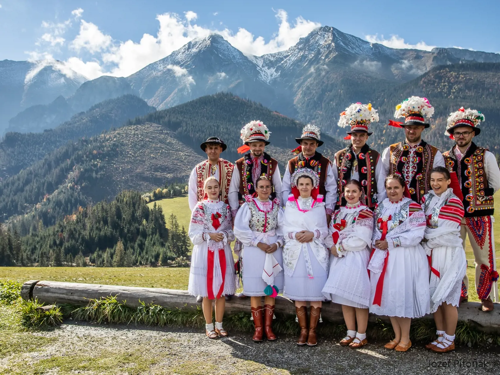 Je tradíciou, že po žiadnej zo slávnosti  v Ždiari nechýba ani záber s panorámou Belianskych Tatier. V popredí haliaca sa do oparu Ždiarska vidla. Domáci na tom mieste urobili z dreva niečo ako schodík, aby bol záber efektnejší.