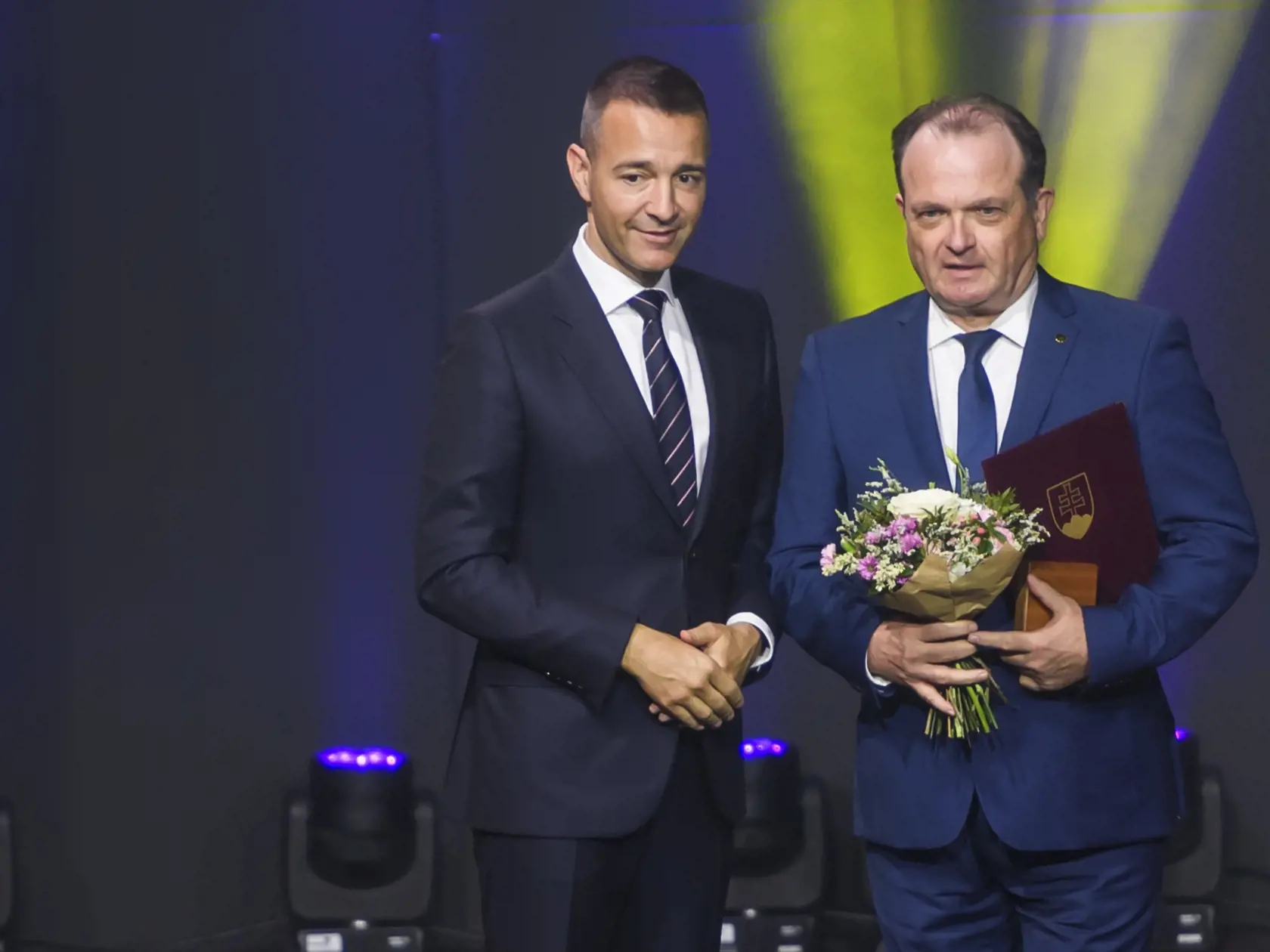 Na snímke minister školstva, Tomáš Drucker (Hlas) odovzdáva Zlatú medailu svätého Gorazda Félixovi Döménymu.
