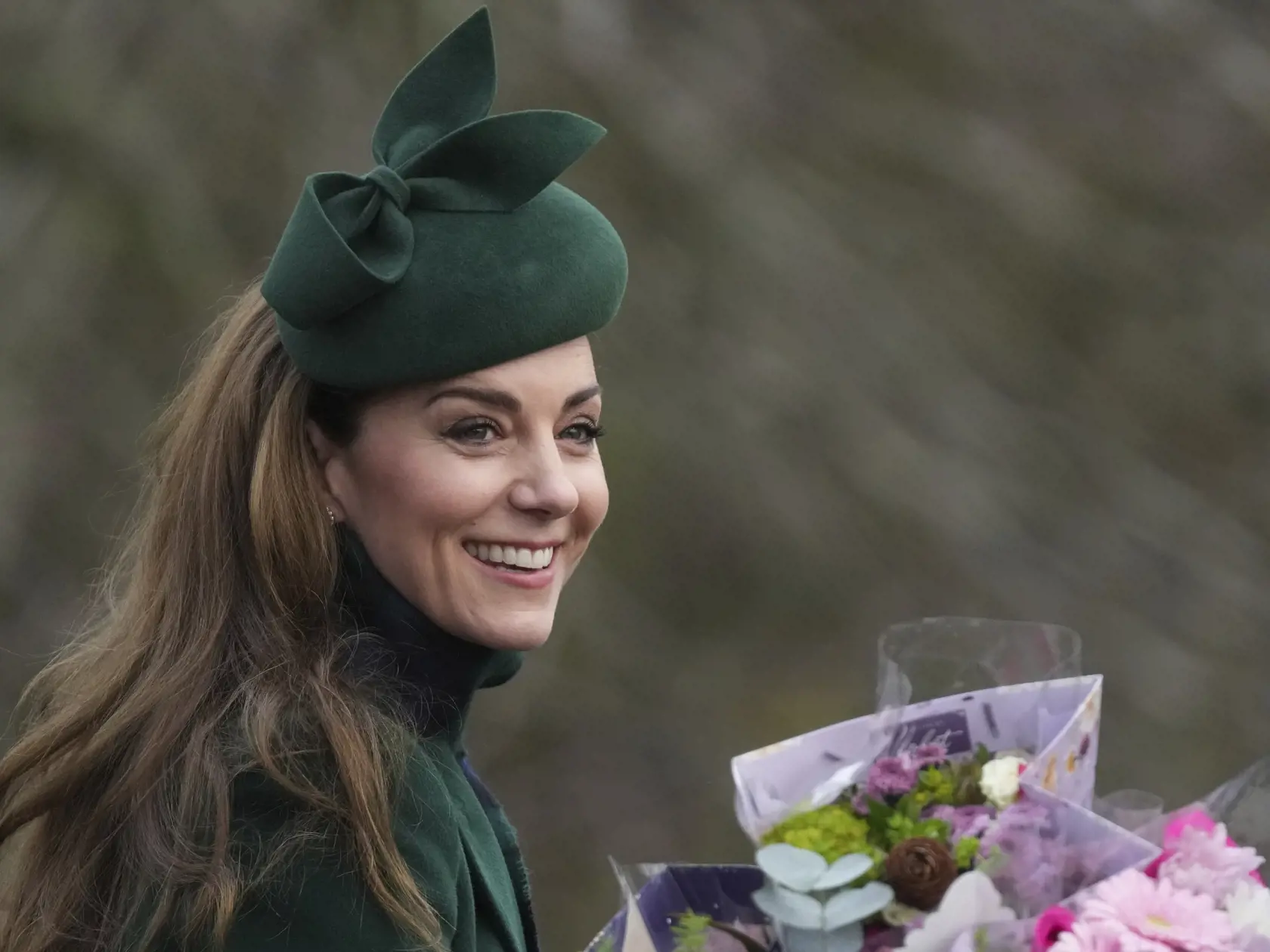Kate, princezná z Walesu, ktorá drží kyticu kvetov, sa usmieva po tradičnej vianočnej omši v anglickom Sandringhame v stredu 25. decembra 2024. FOTO TASR/AP