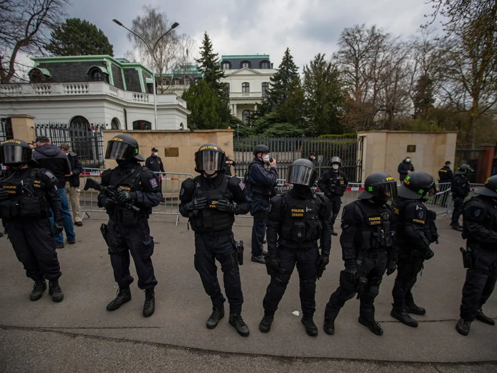 Po zverejnení informácie, že vo výbuchu muničného skladu v českých Vrběticiach mohla byť zapletená ruská tajná služba, sa pred ruskou ambasádou v Prahe strhol protest.