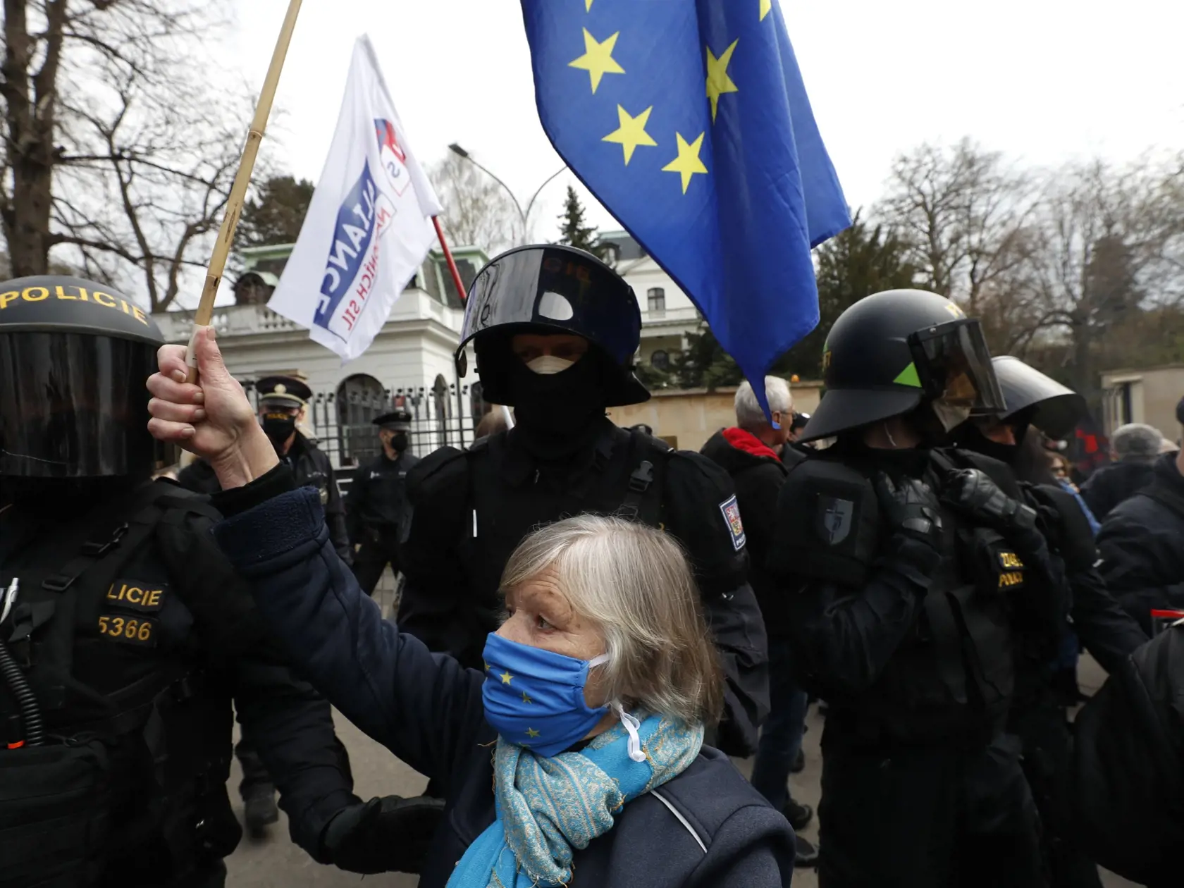 Po zverejnení informácie, že vo výbuchu muničného skladu v českých Vrběticiach mohla byť zapletená ruská tajná služba, sa pred ruskou ambasádou v Prahe strhol protest.