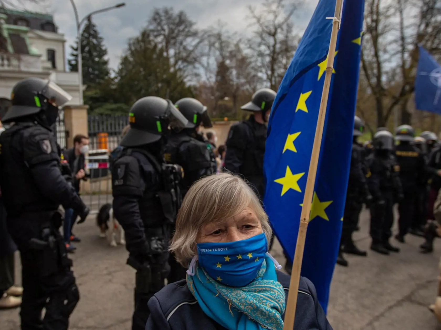Po zverejnení informácie, že vo výbuchu muničného skladu v českých Vrběticiach mohla byť zapletená ruská tajná služba, sa pred ruskou ambasádou v Prahe strhol protest.