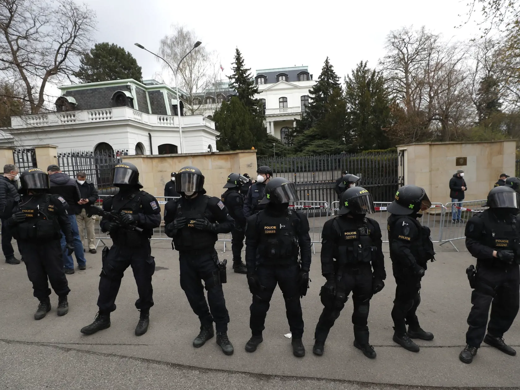 Po zverejnení informácie, že vo výbuchu muničného skladu v českých Vrběticiach mohla byť zapletená ruská tajná služba, sa pred ruskou ambasádou v Prahe strhol protest.