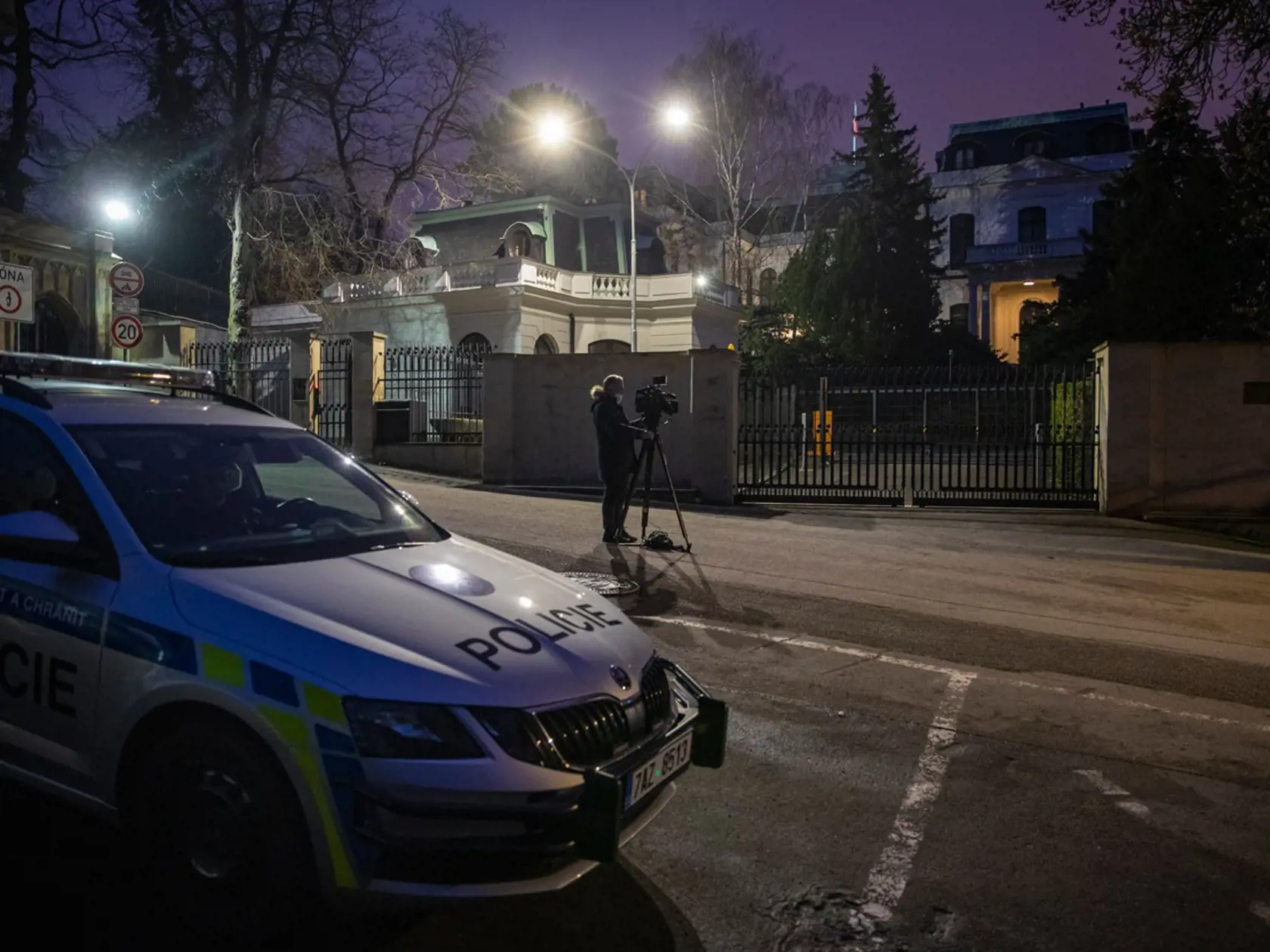 Po zverejnení informácie, že vo výbuchu muničného skladu v českých Vrběticiach mohla byť zapletená ruská tajná služba, sa pred ruskou ambasádou v Prahe strhol protest.