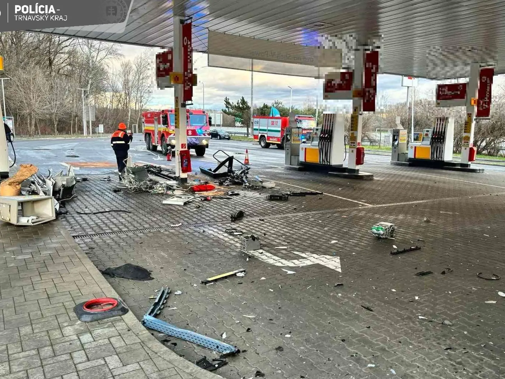 Pri náraze tankovacie zariadenia úplne rozmetal, ich trosky poškodili okolostojace autá i vchodové dvere a interiér čerpacej stanice.