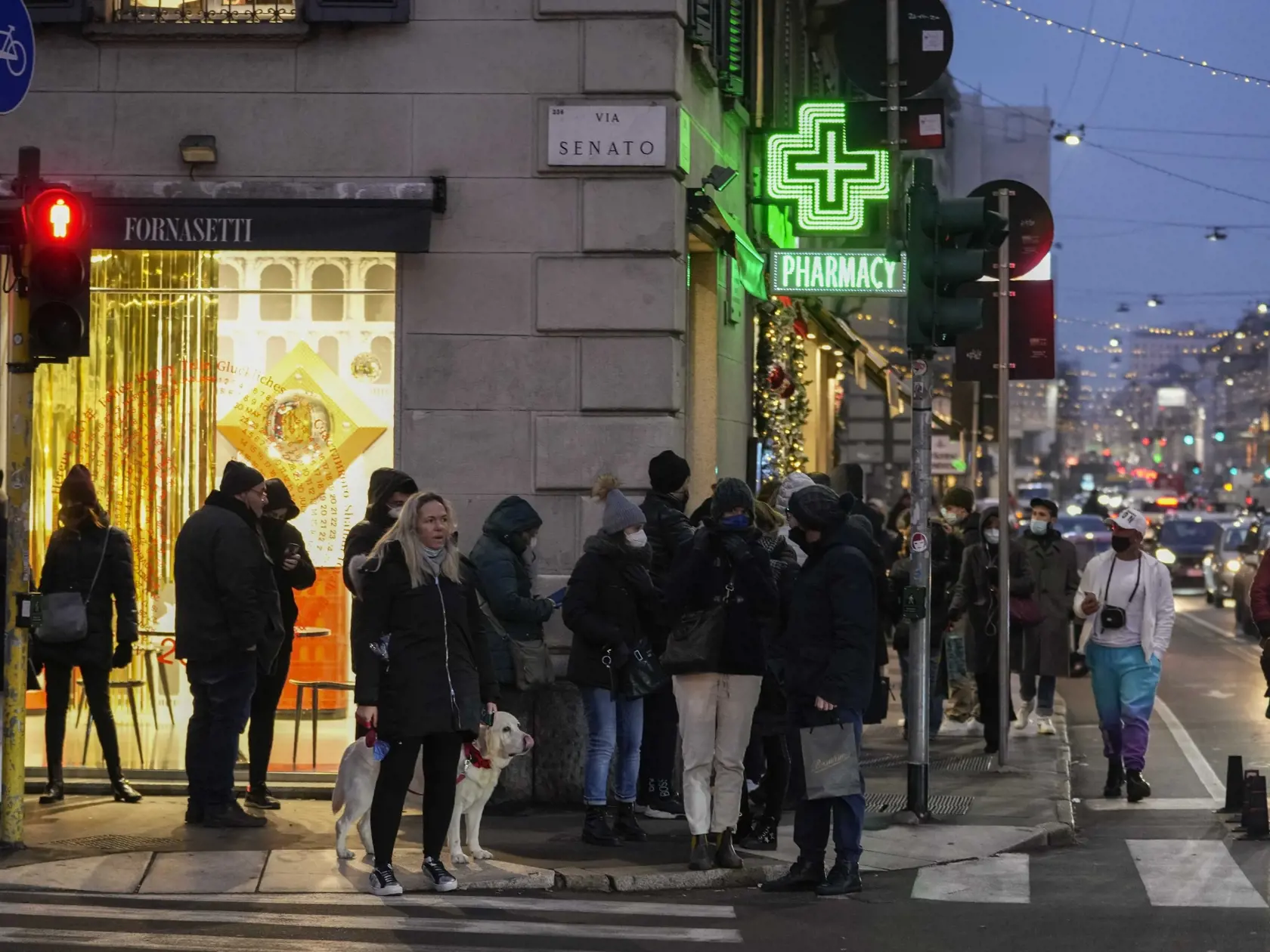 WA 27 Miláno - Ľudia čakajú v rade pred lekárňou na antigénový test v Miláne vo štvrtok 23. decembra 2021. Talianske zdravotnícke úrady hlásili vo štvrtok približne 44.600 nových prípadov nákazy koronavírusom, čo je najvyšší zaznamenaný počet od začiatku pandémie v krajine. Informovala o tom tlačová agentúra DPA. Taliansko má zavedené pravidlá vyžadujúce od ľudí, ktorí sú nezaočkovaní alebo neprekonali nákazu koronavírusom, aby predkladali potvrdenie o negatívnom teste, ak chcú robiť aktivity ak