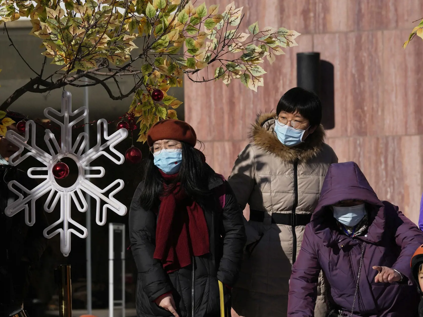 WA 27 Peking - Miestni obyvatelia s ochrannými rúškami na tvári proti šíremiu ochorenia COVID-19 prichádzajú do nákupného centra v Pekingu v sobotu 25. decembra 2021. Čína v sobotu hlásila najvyšší počet nových prípadov nákazy koronavírusom za štyri mesiace. Úrady v krajine sa aktuálne snažia zastaviť šírenie infekcie vo viacerých ohniskách vrátane mesta Si-an, kde platí lockdown pre milióny ľudí, informuje agentúra AFP. FOTO TASR/AP

Residents wearing masks visit a mall on Christmas Day in Beij