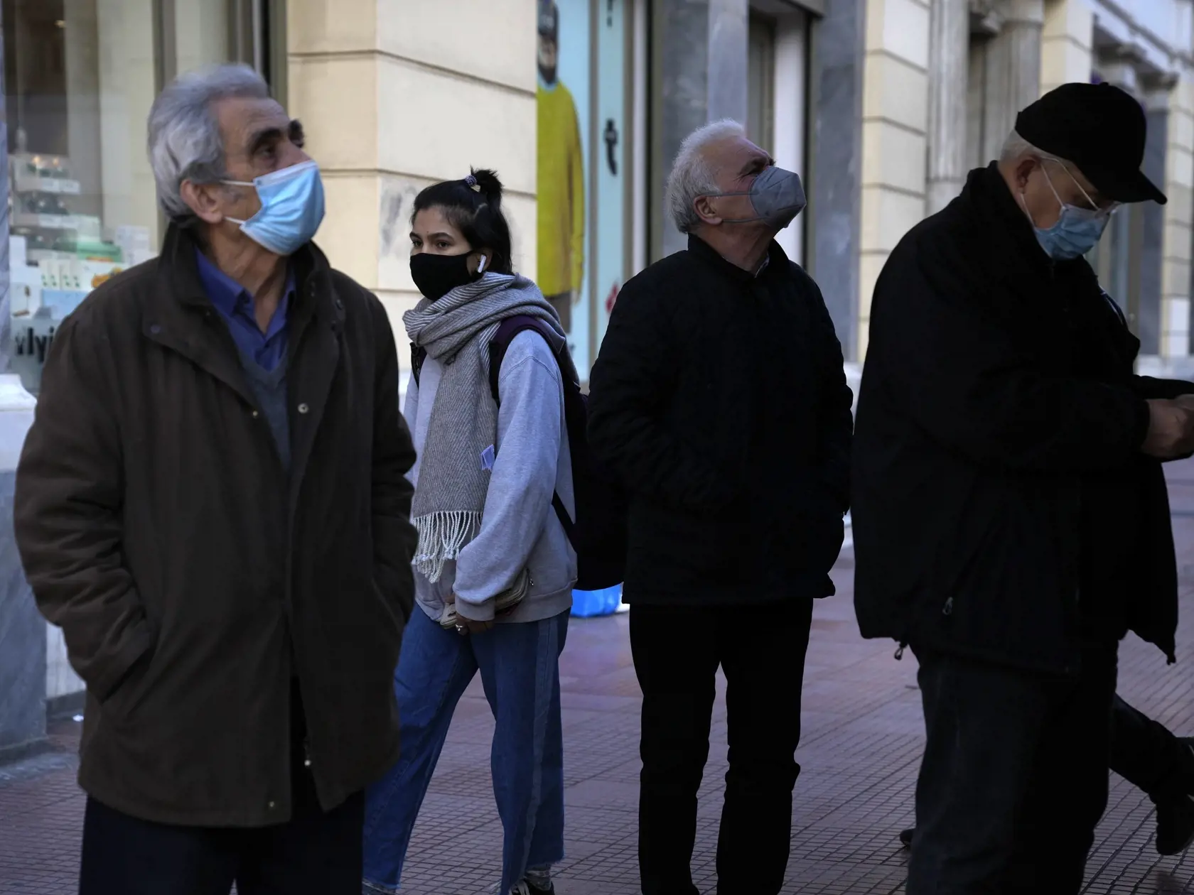 WA 12 Atény - Dvaja muži s ochrannými rúškami čítajú titulné stránky gréckych denníkov v Aténach vo štvrtok 23.decembra 2021. Grécke úrady zrušili vianočné koncerty a iné podujatia v rámci zavedenia nových obmedzení, ktoré zahŕňajú povinnosť nosiť rúška v exteriéri ako aj vo všetkých verejných priestoroch. FOTO TASR/AP


Two elderly men wearing face masks against the spread of COVID-19, read the front pages of Greek newspapers at Omonia square in Athens, Greece, Thursday, Dec. 23, 2021. Christma