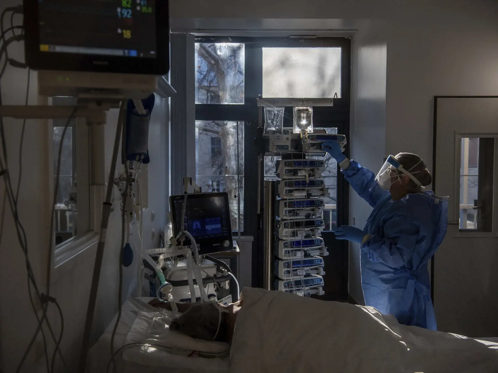 KK6 Budapešť -Zdravotná sestra v ochrannom oblečení sa stará o covid pacienta napojeného na ventilátor na jednotke intenzívnej starostlivosti  v budapeštianskej nemocnici 13. decembra 2021. V Maďarsku je hospitalizovaných v nemocnici okolo 6500 pacientov na ochorenie Covid-19. FOTO TASR/AP
A nurse wearing protective gear attends a patient on ventilator at the intensive care unit of Szent Laszlo Hospital treating COVID-19 patients during the pandemic of new coronavirus COVID-19 in Budapest, Hunga