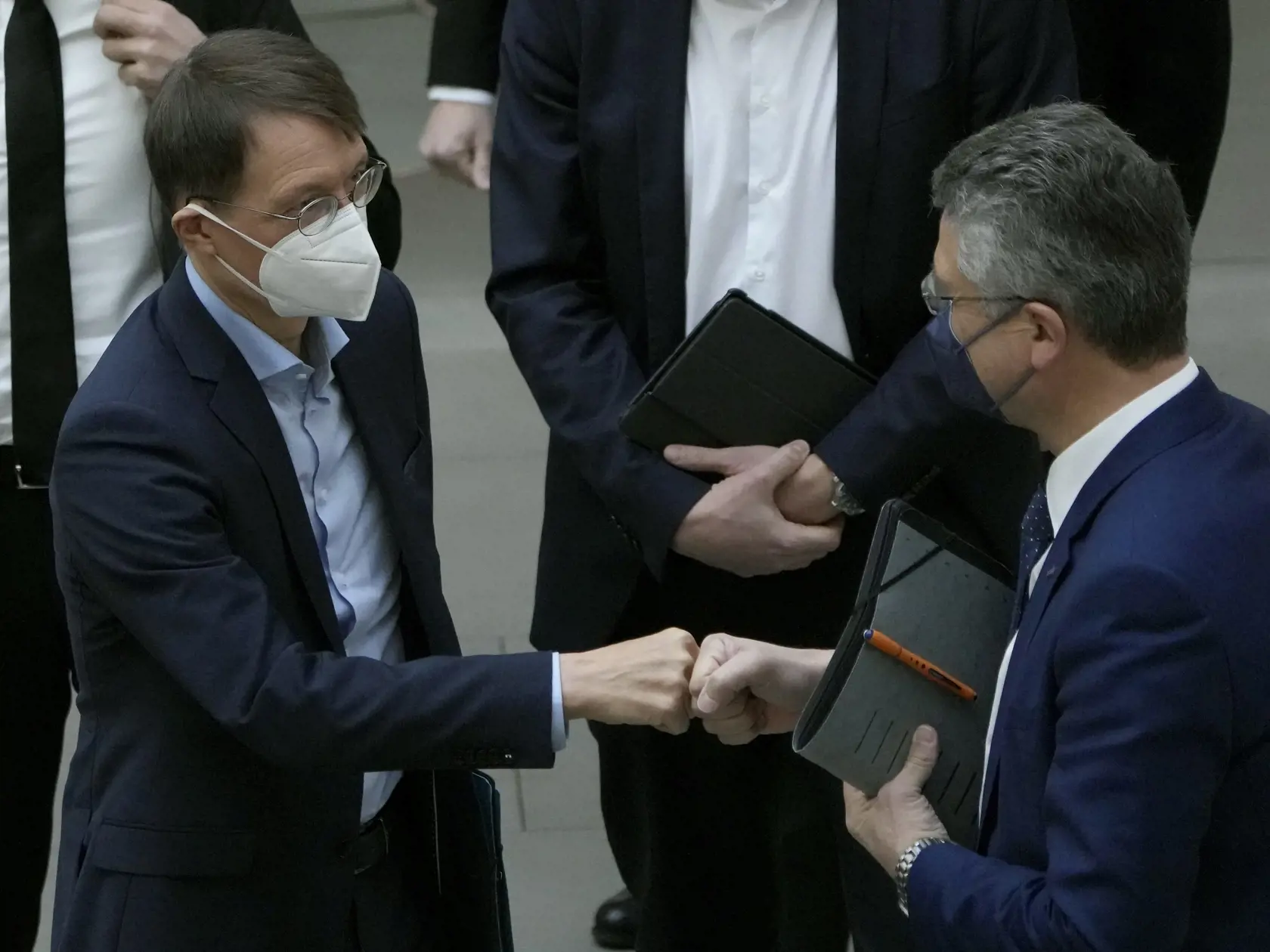 WA 1 Berlín - Nemecký minister zdravotníctva Karl Lauterbach (vľavo) a šéf Nemeckého Inštitútu Roberta Kocha (RKI) Lothar Wieler sa zdravia pred tlačovou konferenciou o súčasnej pandemickej situácii v Berlíne v stredu 22. decembra 2021. FOTO TASR/AP



German Health Minister Karl Lauterbach, left, greets Lothar H. Wieler, left, president of the Robert-Koch-Institute German national agency and research institute, responsible for disease control and prevention, prior to a press conference on the c