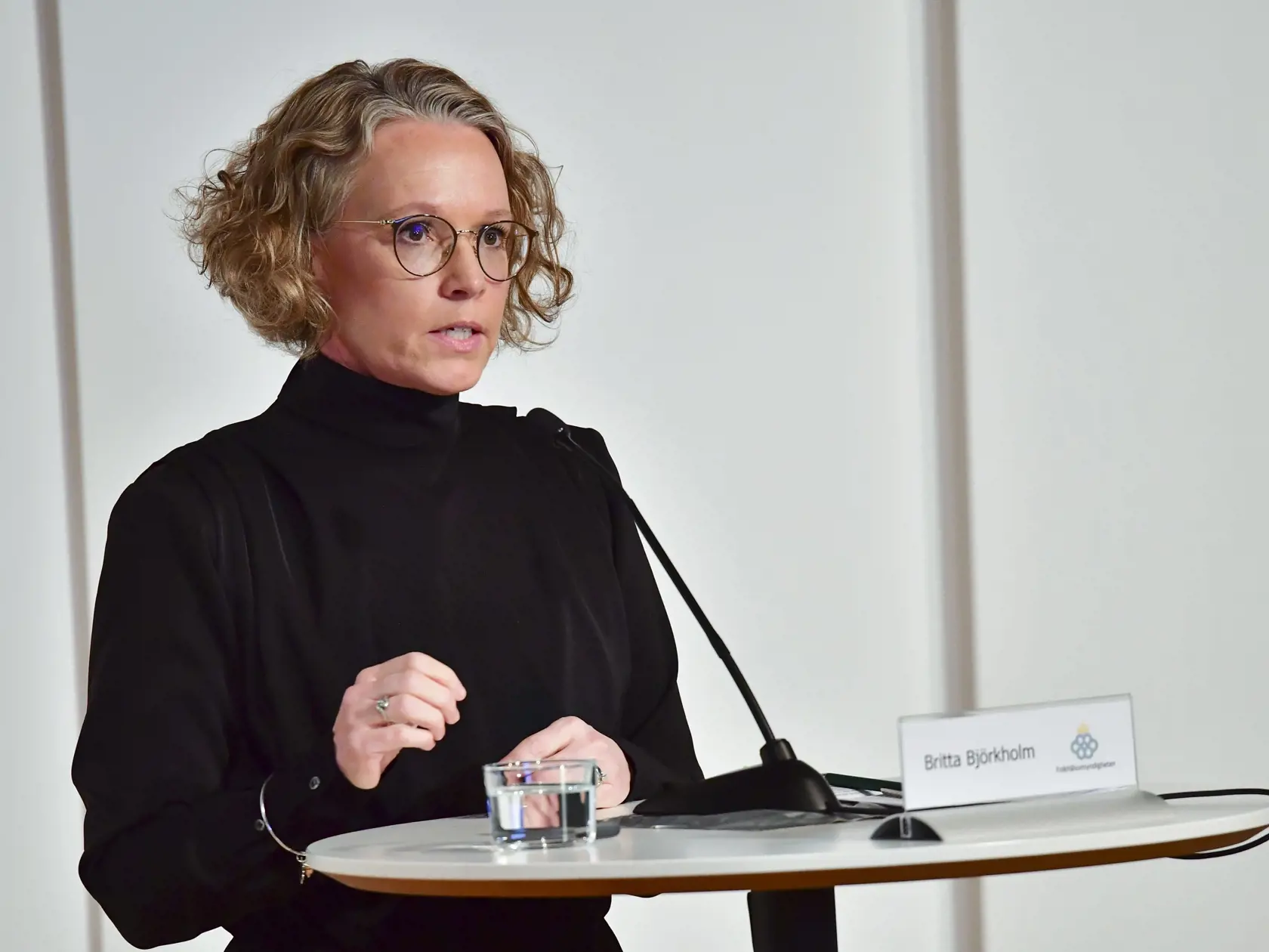WA 5 Štokholm - Britta Björkholmová zo švédskeho úradu verejného zdravotníctva gestikuluje počas tlačovej konferencie v Štokholme v stredu 5. januára 2022. Úrady verejného zdravotníctva vo Švédsku povolili reštauráciám, kultúrnym zariadeniam a centrám voľného času, aby žiadali ľudí od budúceho týždňa preukazovať sa digitálnym COVID preukazom. Ide však len o odporúčanie, ktoré bude dobrovoľné. FOTO TASR/AP 

 Britta Bjorkholm of the Public Health Agency of Sweden speaks during a press conference 