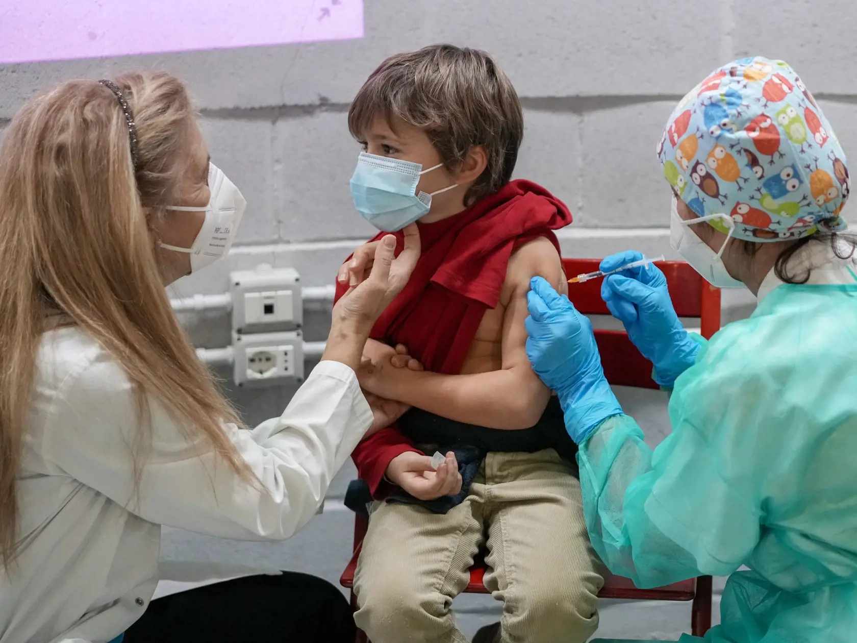 EBE 18 Rím - Chlapec dostáva vakcínu proti ochoreniu COVID-19 od spoločnosti Pfizer-BioNtech pre deti vo veku 5 - 11 rokov v Ríme v stredu 15. decembra 2021. FOTO TASR/AP 

A boy receives a dose of Pfizer-BioNTech COVID-19 vaccination for children aged 5 - 11, in Rome, Wednesday, Dec. 15, 2021. Italy has started vaccinating children aged 5-11 against COVID-19 as the government braces for the spread of the omicron variant during the holiday season. (AP Photo/Andrew Medichini)
