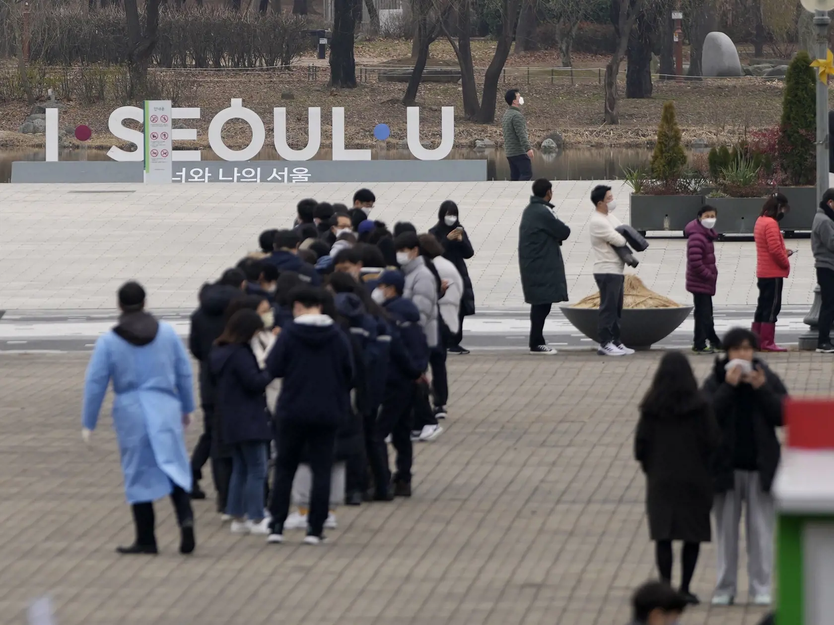 KK24 Soul - Na snímke ľudia čakajú na testovania na koronavírus v dočasnej skŕiningovej klinike v Soule 10. decembra 2021. V Južnej Kórei už tretí deň po sebe pribudlo viac ako 7000 prípadov nákazy koronavírusom. Rekordné prírastky infikovaných a zároveň veľké zaťaženie nemocníc ohrozujú cieľ tejto ázijskej krajiny, ktorým je prekonať pandémiu bez zavedenia lockdownu. FOTO TASR/AP
People queue in line for coronavirus tests at a temporary screening clinic in Seoul, South Korea, Friday, Dec. 10, 2