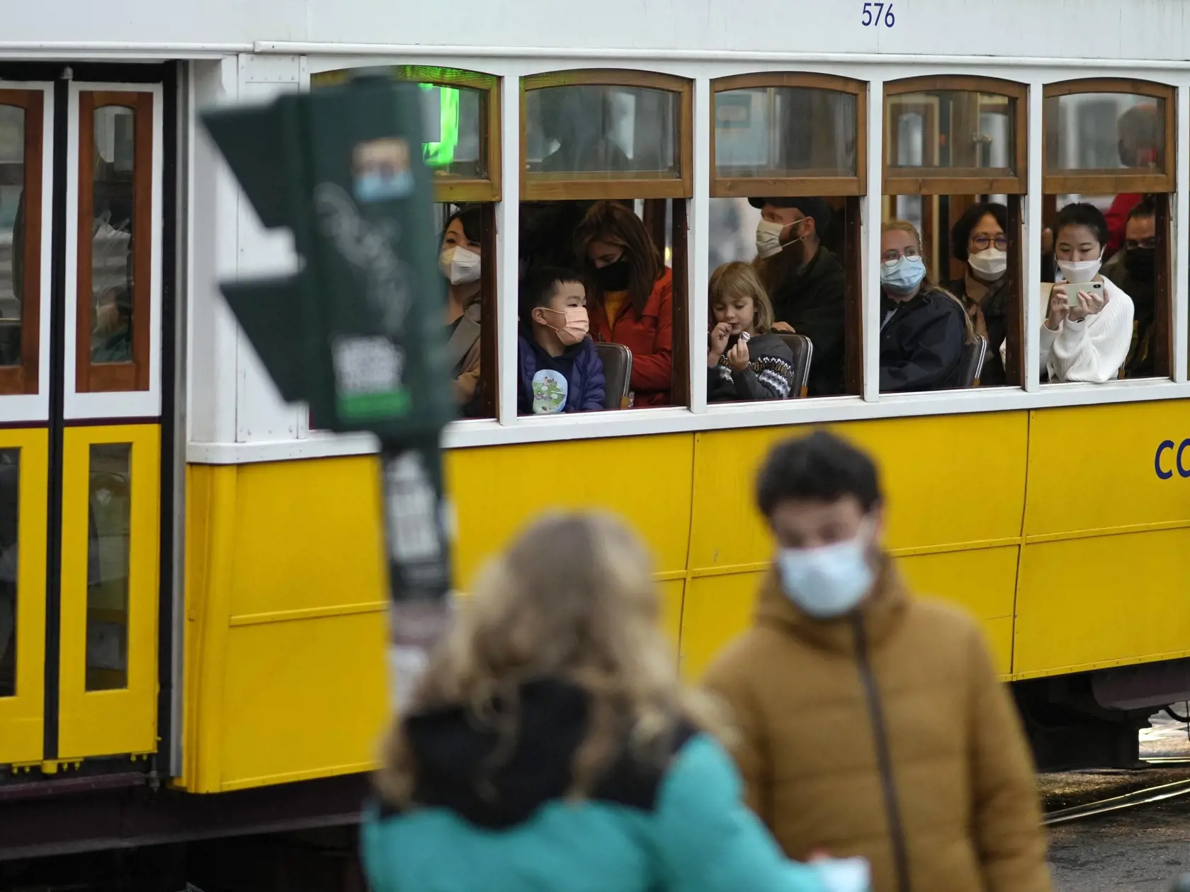 WA 26 archív Lisabon - Na archívnej snímke z 22. decembra 2021 cestujúci s ochrannými rúškami na tvári proti šíreniu ochorenia COVID-19 sedia v električke v Lisabone.  Koronavírusový variant omikron sa stal v Portugalsku dominantným, uviedlo v sobotu 25. decembra 2021 tamojšie Generálne riaditeľstvo pre zdravie. Portugalsko, jedna z krajín s najvyššou mierou zaočkovanosti na svete proti koronavírusovému ochoreniu COVID-19, už začalo s očkovaním detí starších ako päť rokov. Zaviedlo aj povinnú pr