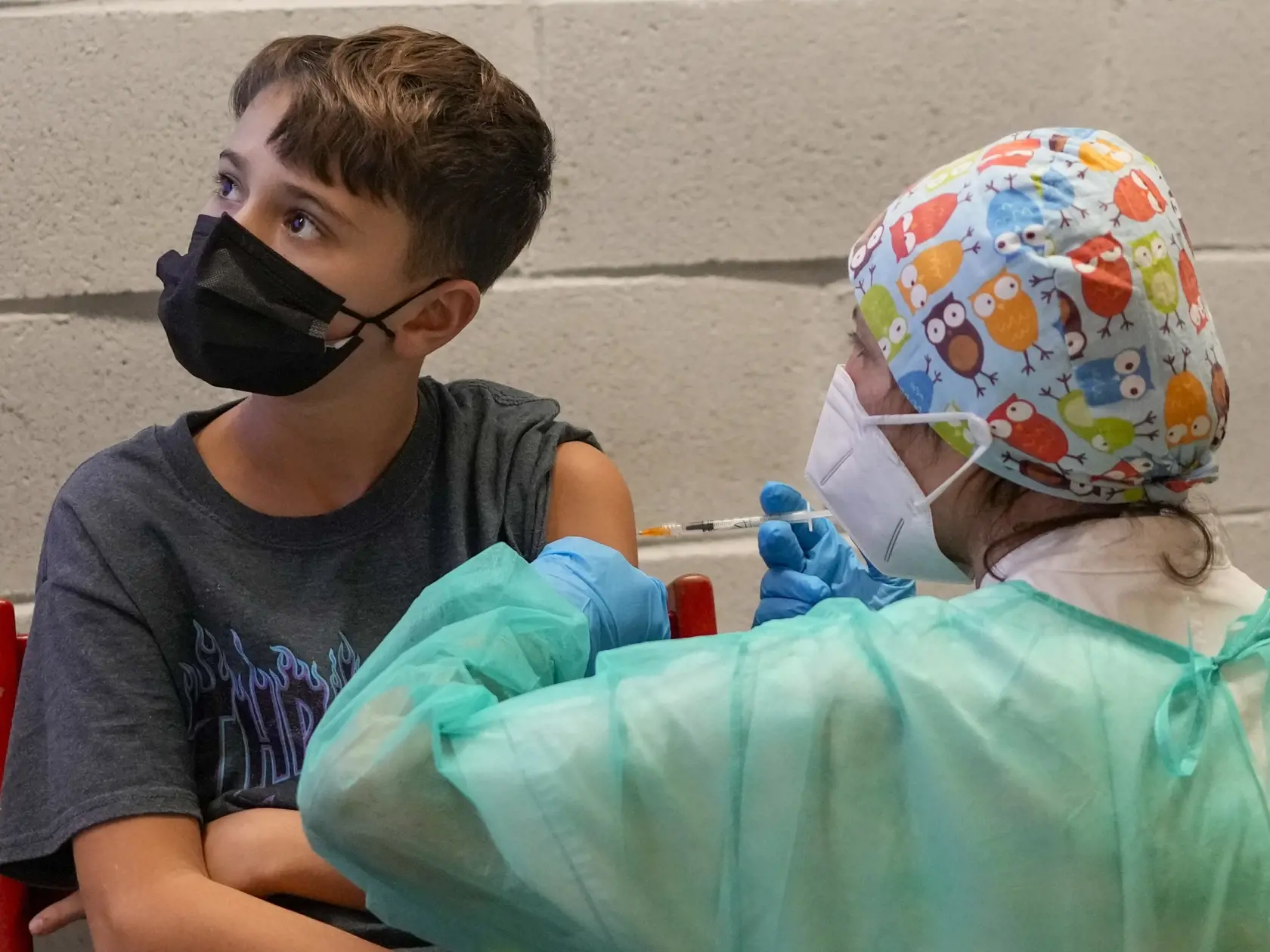 EBE 20 Rím - Chlapec dostáva vakcínu proti ochoreniu COVID-19 od spoločnosti Pfizer-BioNtech pre deti vo veku 5 - 11 rokov v Ríme v stredu 15. decembra 2021. FOTO TASR/AP 

A boy receives a dose of Pfizer-BioNTech COVID-19 vaccination for children aged 5 - 11, in Rome, Wednesday, Dec. 15, 2021. Italy has started vaccinating children aged 5-11 against COVID-19 as the government braces for the spread of the omicron variant during the holiday season. (AP Photo/Andrew Medichini)