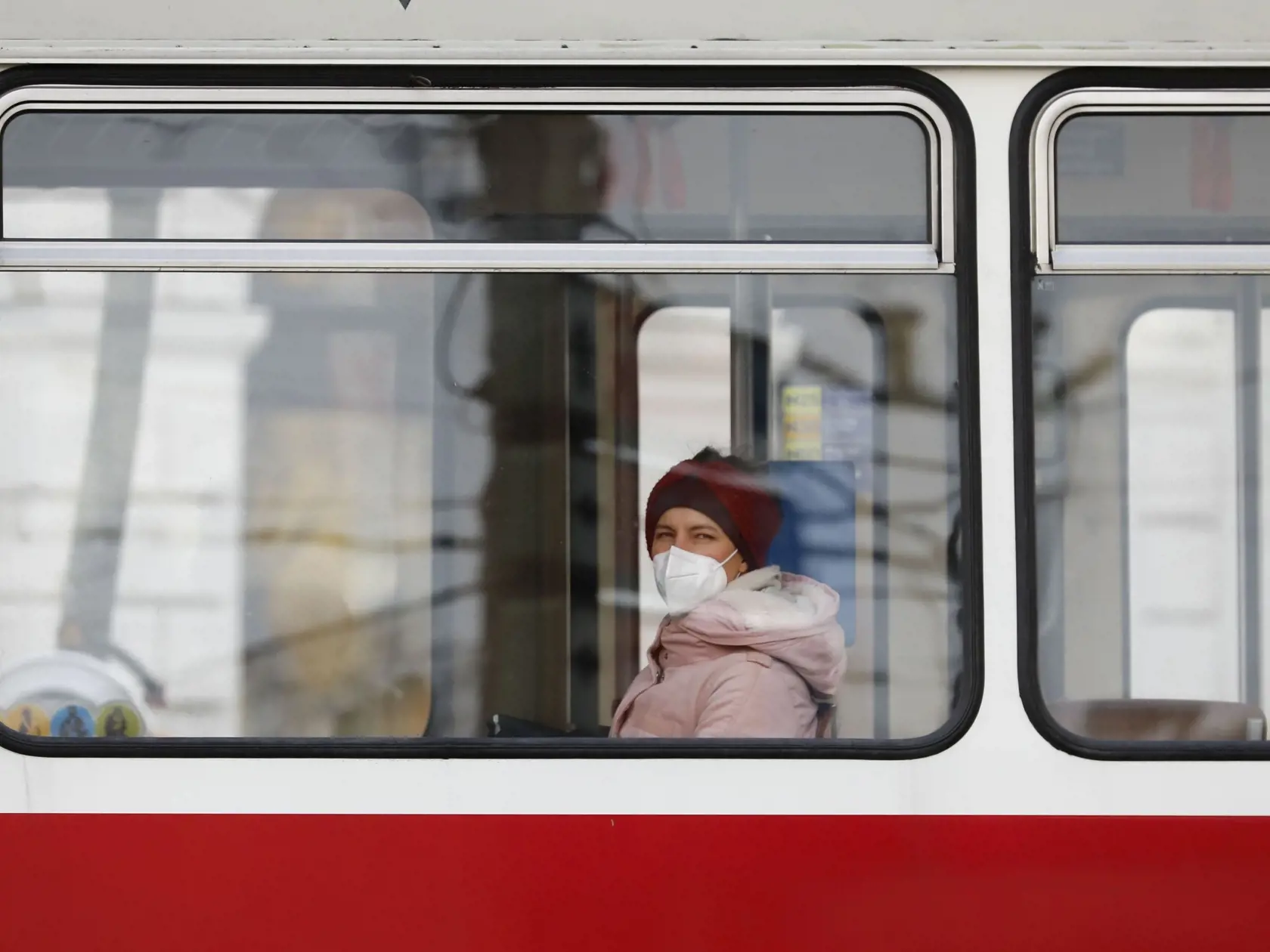 WA 37 Viedeň - Cestujúca s respirátorom sedí v električke vo Viedni v utorok 30. novembra 2021.  Celé Rakúsko sa od pondelka  22: novembra znova nachádza v lockdowne, ktorý tamojšia vláda avizovala na 20 dní. Od polnoci začal pre všetkých obyvateľov opätovne platiť zákaz vychádzania. Uzavrieť musia všetky obchodné prevádzky okrem poskytovateľov základných služieb. Vo verejných vnútorných priestoroch platí povinnosť nosiť tzv. respirátor typu FFP2 a znovu platí aj pravidlo odstupu dvoch metrov. F