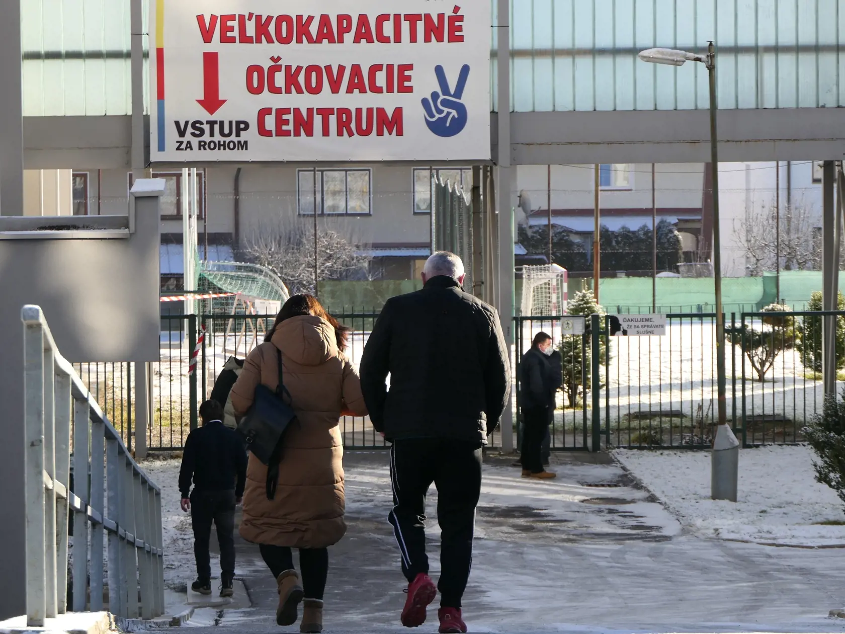 Na snímke ľudia pred veľkokapacitným očkovacím centrom na Rosinskej ceste v Žiline 7. januára 2022. FOTO TASR - Erika Ďurčová