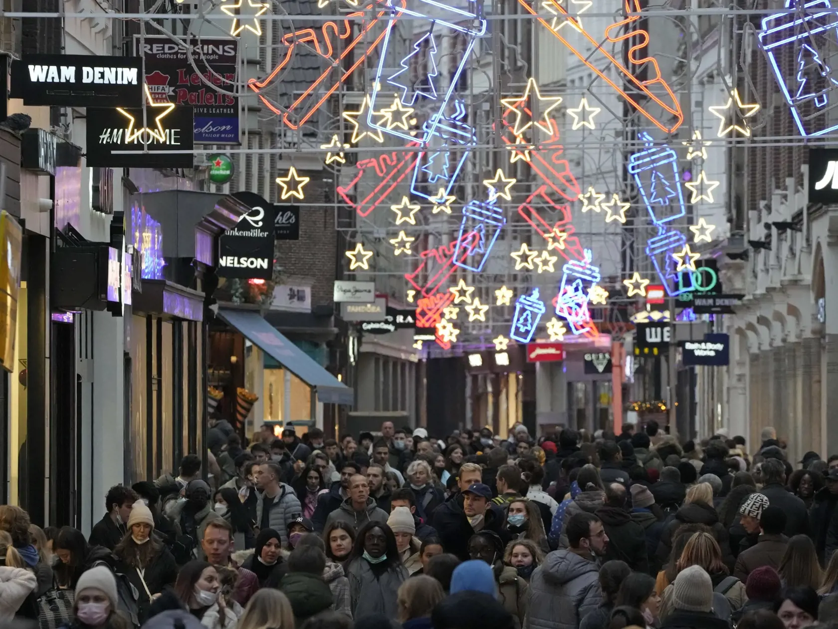 KK70 Amsterdam - Na snímke dav ľudí kráča po obchodnej ulici v Amsterdame 18. decembra 2021. Ministri holandskej vlády sa v sobotu stretli, aby prediskutovali rady od skupiny expertov, ktorí údajne radia sprísniť čiastočný lockdown v krajine. FOTO TASR/AP
A worker prepares to close a store in Amsterdam, the Netherlands, Saturday, Dec. 18, 2021. Dutch government ministers are meeting Saturday to discuss advice from a panel of experts who are reportedly advising a toughening of the partial lockdow