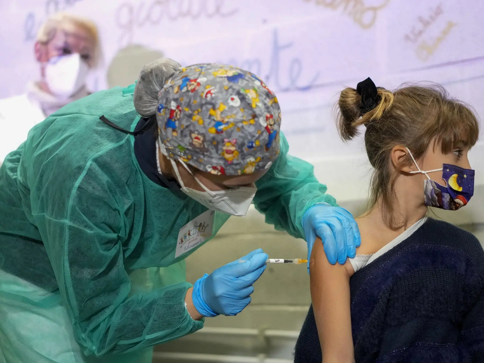 EBE 18 Rím - Na snímke dievča dostáva vakcínu proti ochoreniu COVID-19 od spoločnosti Pfizer-BioNtech pre deti vo veku 5 - 11 rokov v Ríme v stredu 15. decembra 2021. FOTO TASR/AP
 
A girl receives a dose of Pfizer-BioNTech COVID-19 vaccination for children aged 5 - 11, in Rome, Wednesday, Dec. 15, 2021. Italy has started vaccinating children aged 5-11 against COVID-19 as the government braces for the spread of the omicron variant during the holiday season. (AP Photo/Andrew Medichini)