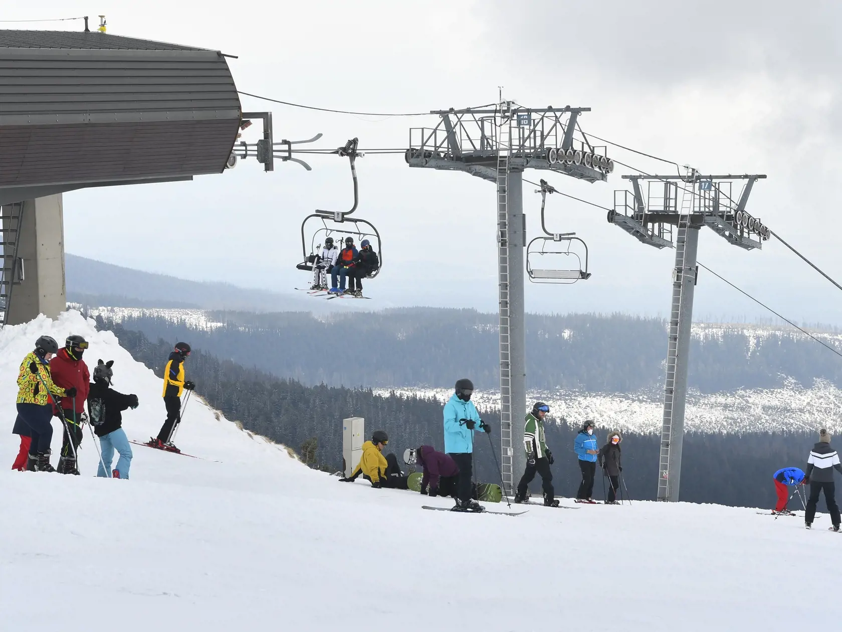 Lyžiarske stredisko na Štrbskom Plese vo Vysokých Tatrách ponúka od 22. apríla 2021 svoje služby pre verejnosť. Doteraz bolo stredisko zatvorené kvôli protipandemickým opatreniam vlády SR. Na snímke horná stanica sedačky na Solisku. Štrbské Pleso, 22. apríla 2021. FOTO TASR - Milan Kapusta