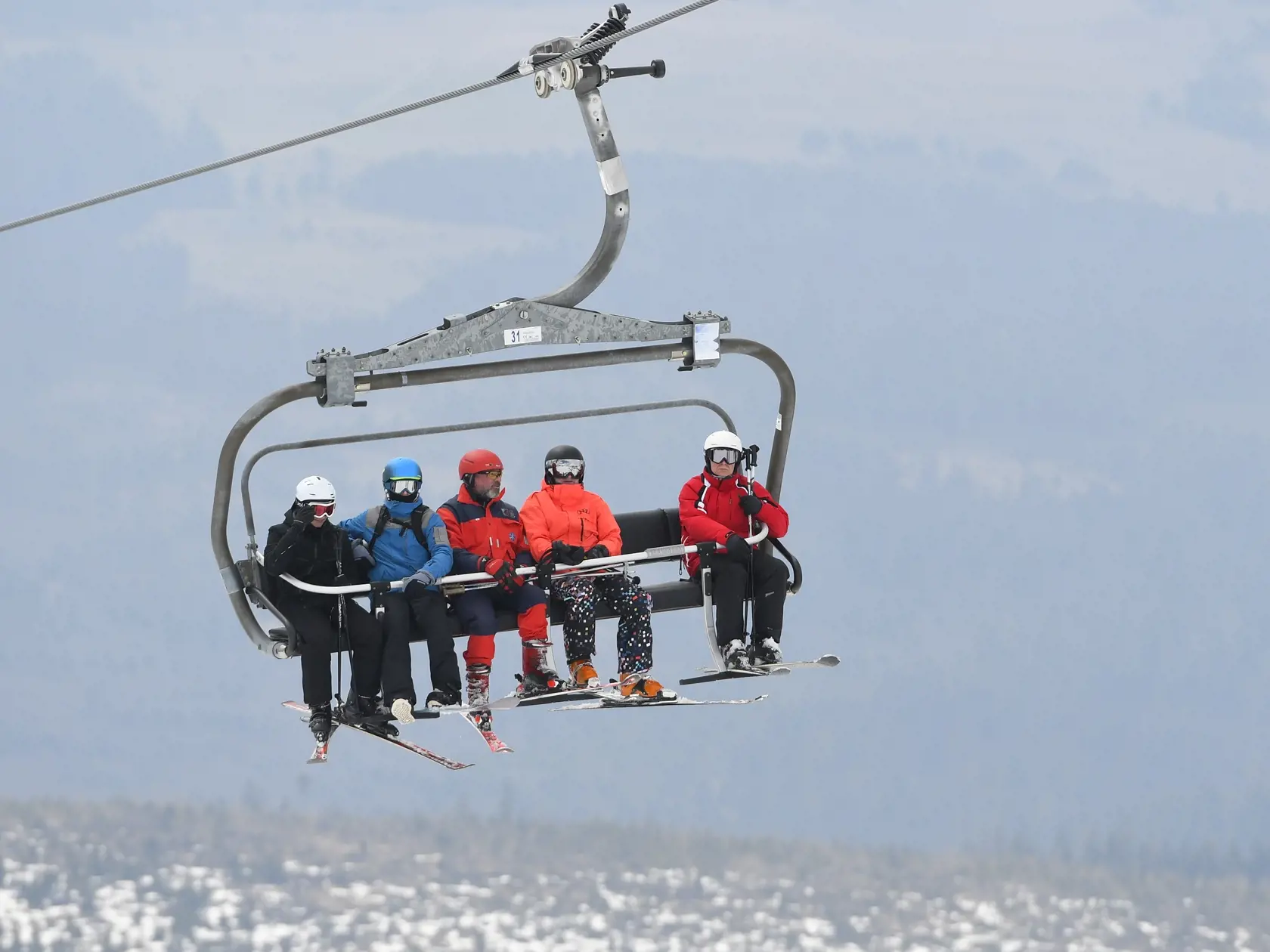 Lyžiarske stredisko na Štrbskom Plese vo Vysokých Tatrách ponúka od 22. apríla 2021 svoje služby pre verejnosť. Doteraz bolo stredisko zatvorené kvôli protipandemickým opatreniam vlády SR. Na snímke lyžiari na sedačke Furkota. Štrbské Pleso, 22. apríla 2021. FOTO TASR - Milan Kapusta