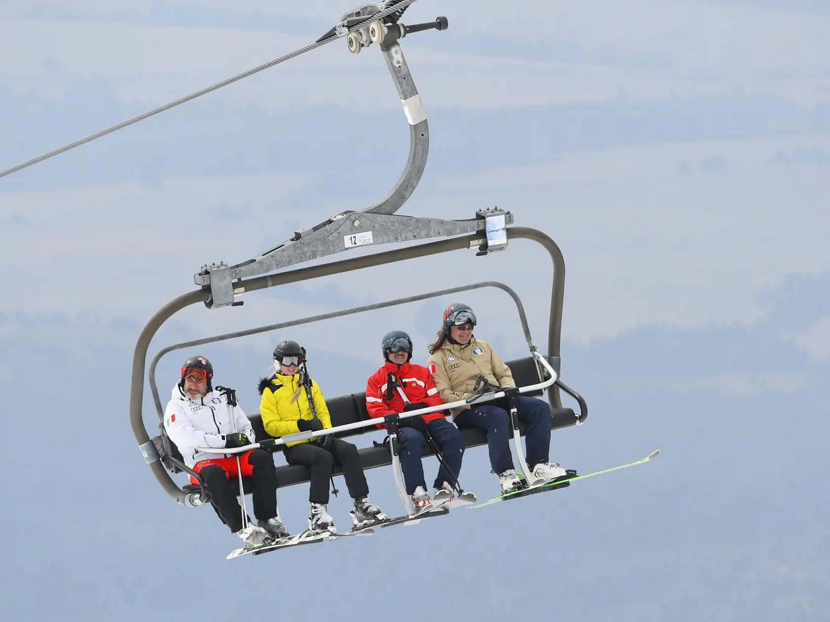 Lyžiarske stredisko na Štrbskom Plese vo Vysokých Tatrách ponúka od 22. apríla 2021 svoje služby pre verejnosť. Doteraz bolo stredisko zatvorené kvôli protipandemickým opatreniam vlády SR. Na snímke lyžiari na sedačke Furkota. Štrbské Pleso, 22. apríla 2021. FOTO TASR - Milan Kapusta
