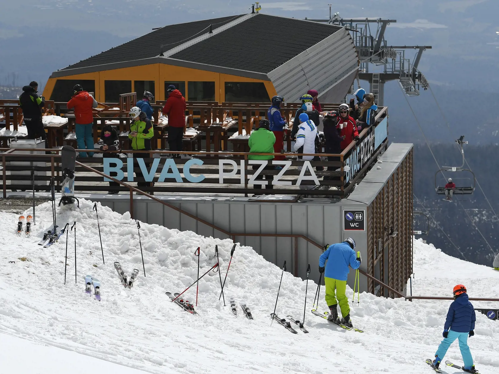 Lyžiarske stredisko na Štrbskom Plese vo Vysokých Tatrách ponúka od 22. apríla 2021 svoje služby pre verejnosť. Doteraz bolo stredisko zatvorené kvôli protipandemickým opatreniam vlády SR. Na snímke lyžiari v celom areáli strediska môžu konzumovať nápoje ajedlá iba vonku. Štrbské Pleso, 22. apríla 2021. FOTO TASR - Milan Kapusta