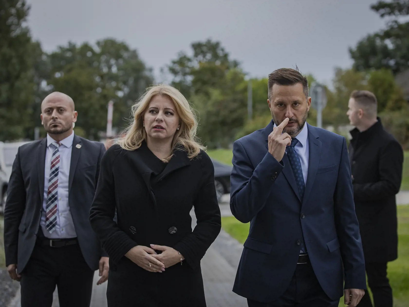 Prezidentka Slovenskej republiky Zuzana Čaputová sa zúčastnila na otvorení zrekonštruovaného Pamätníka obetiam extrémizmu od autorov Pavla Brnu a Pavla Dubinu. Na snímke Zuzana Čaputová a primátor Bratislavy Matúš Vallo.