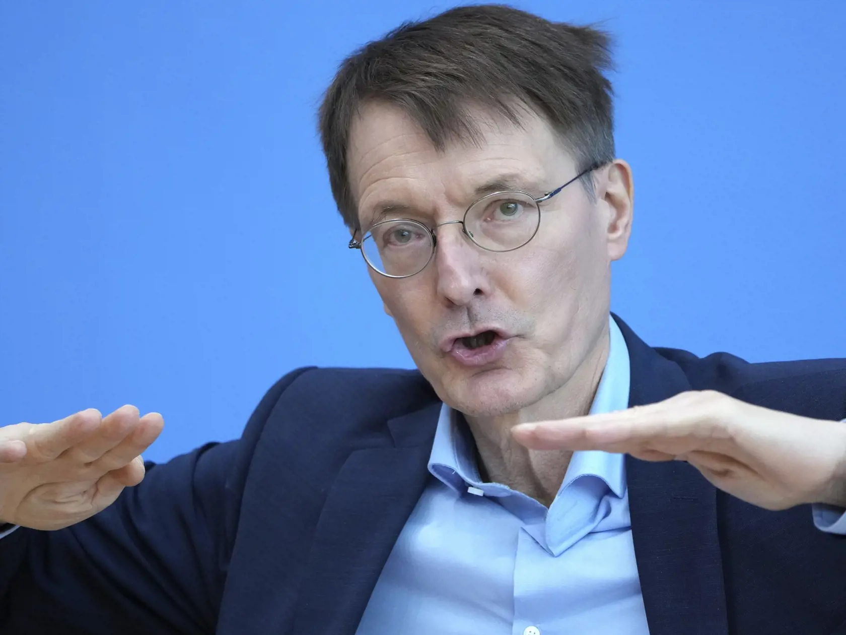 Nemecký minister zdravotníctva Karl Lauterbach hovorí počas tlačovej konferencie v Berlíne 22. decembra 2021. Nová pandemická vlna spôsobená nákazlivejším koronavírusovým variantom omikron prepukne v Nemecku naplno na prelome rokov.