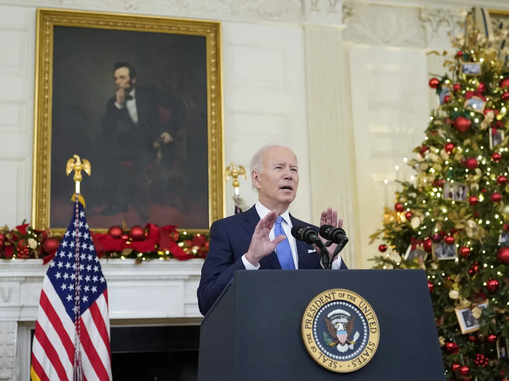 Americký prezident Joe Biden ubezpečoval Američanov o schopnosti USA bojovať s rýchlo sa šíriacim variantom omikron, ktorý je teraz dominantným kmeňom koronavírusu v Spojených štátoch.