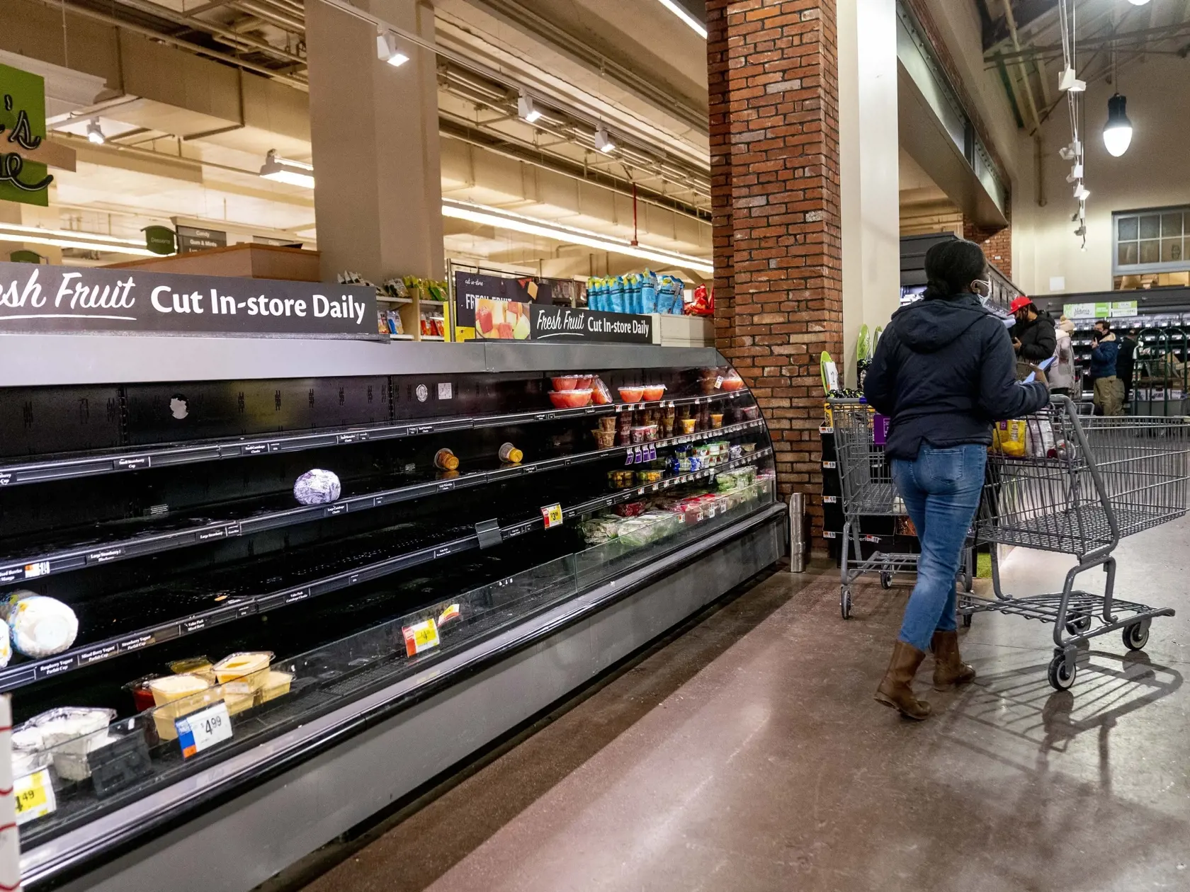 Hrozia výpadky zásob pre nedostatok zamestnancov, ktorí sa nakazia či skončia v karanéne.


A shopper walks past empty shelves of produce at a supermarket in Washington, Tuesday, Jan. 4, 2022. (AP Photo/Andrew Harnik)