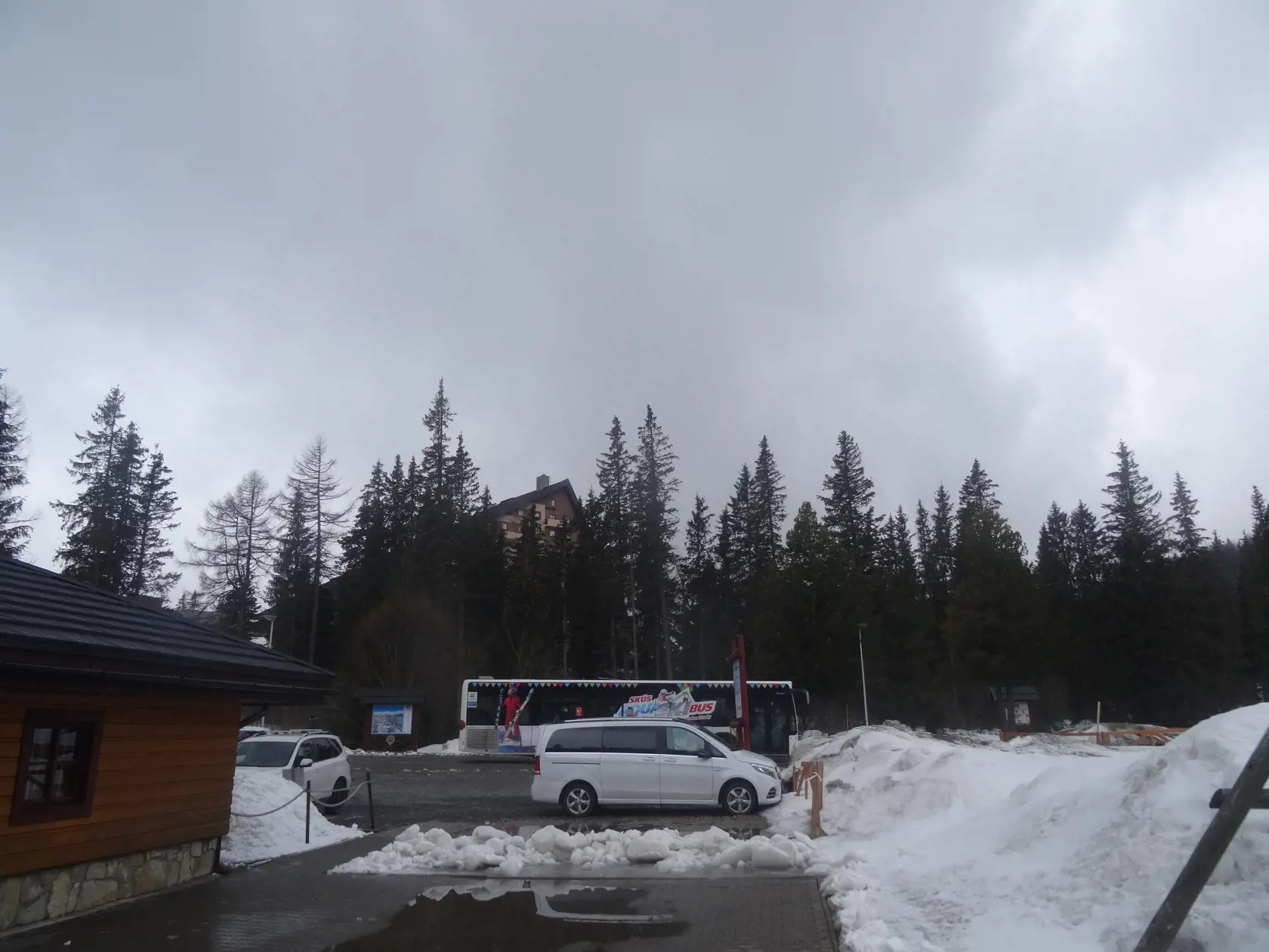 Mnohí turisti parkovali kde im napadlo.