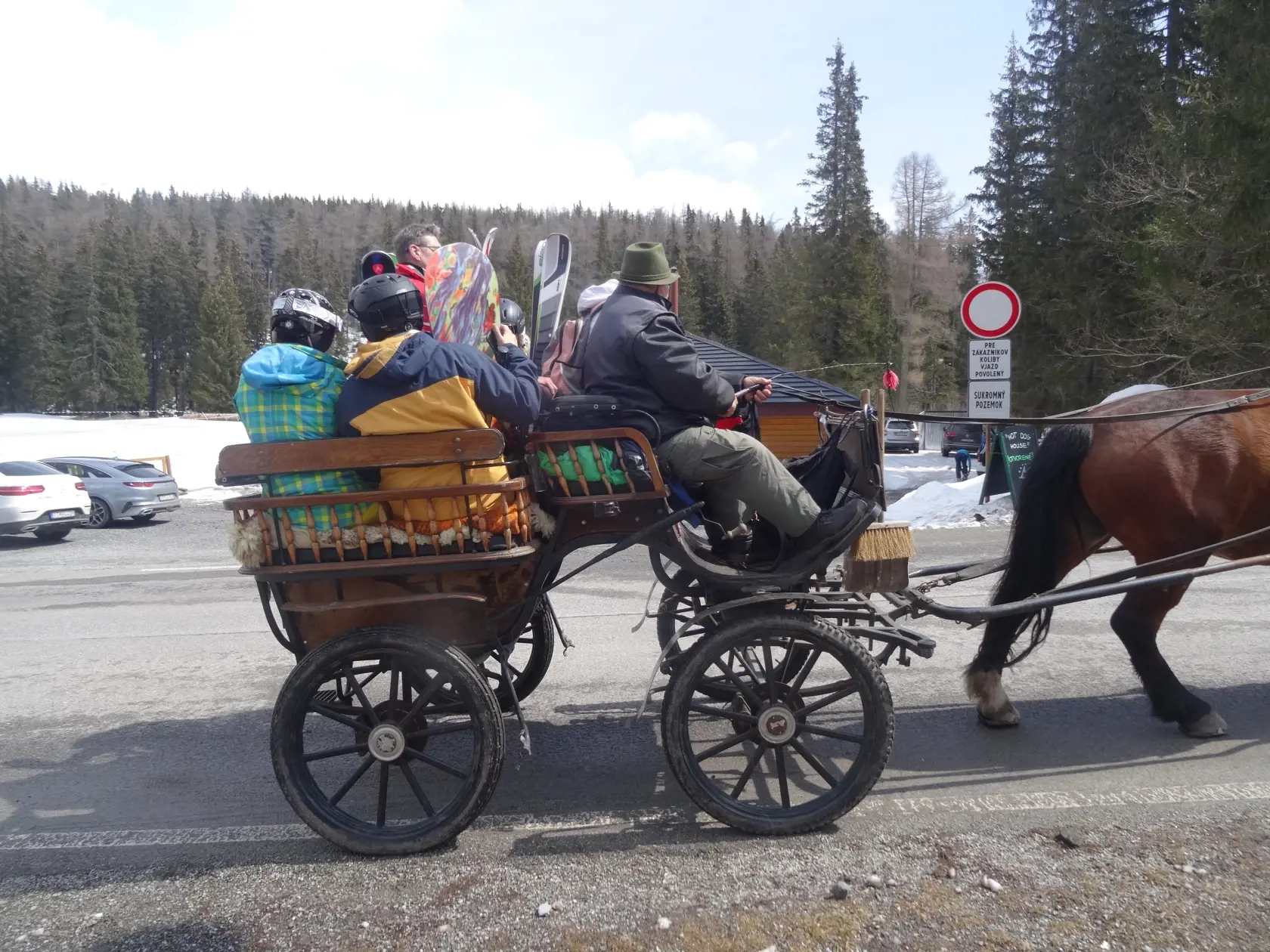 . Majiteľ konského povozu fungoval vo štvrtok ako netradičný skibus.