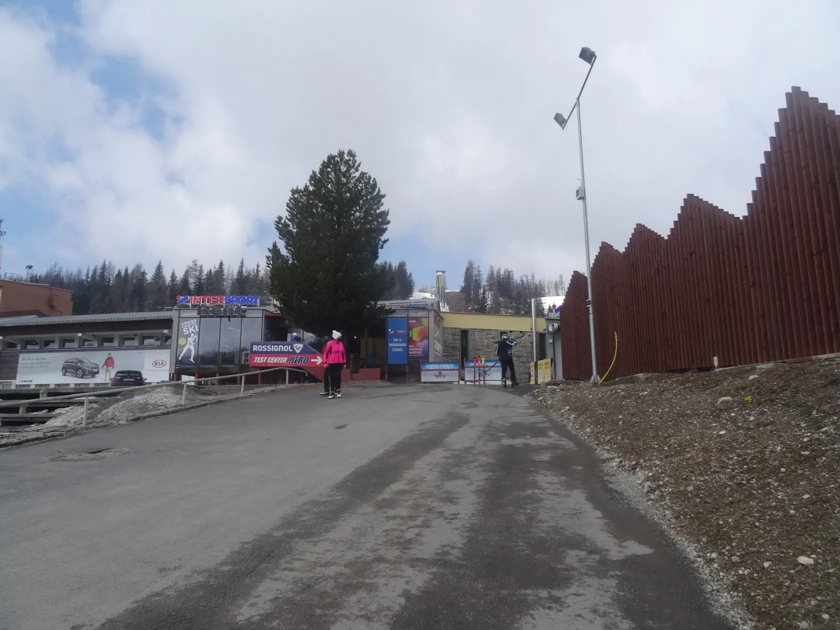 Ráno na Štrbskom Plese bolo trošku ospalé, neskôr sa tam život rozprúdil.