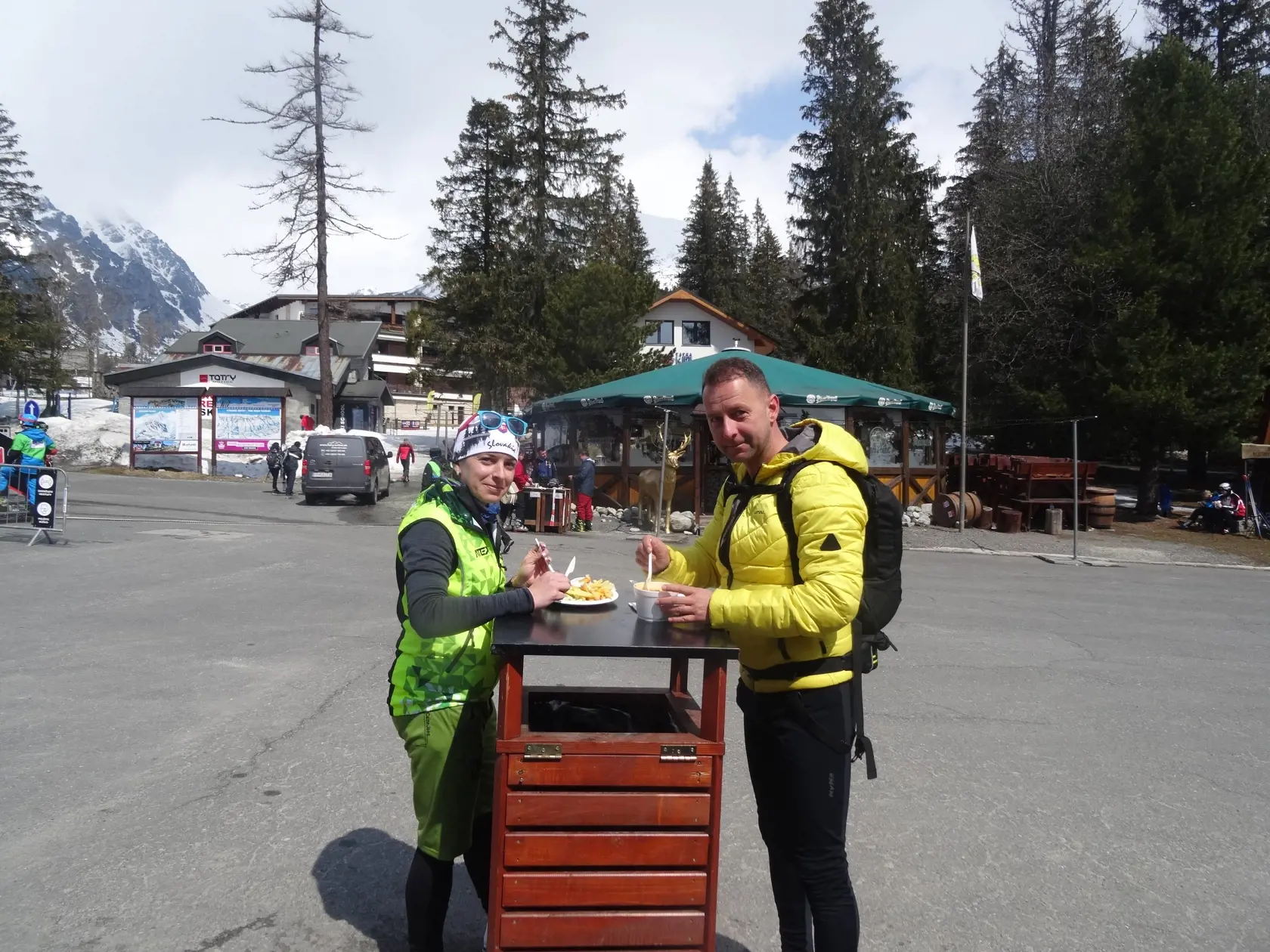 Mladý pár prišiel na Štrbské Pleso z Banskej Bystrice, keďže u nich už nie je po snehu ani stopy.