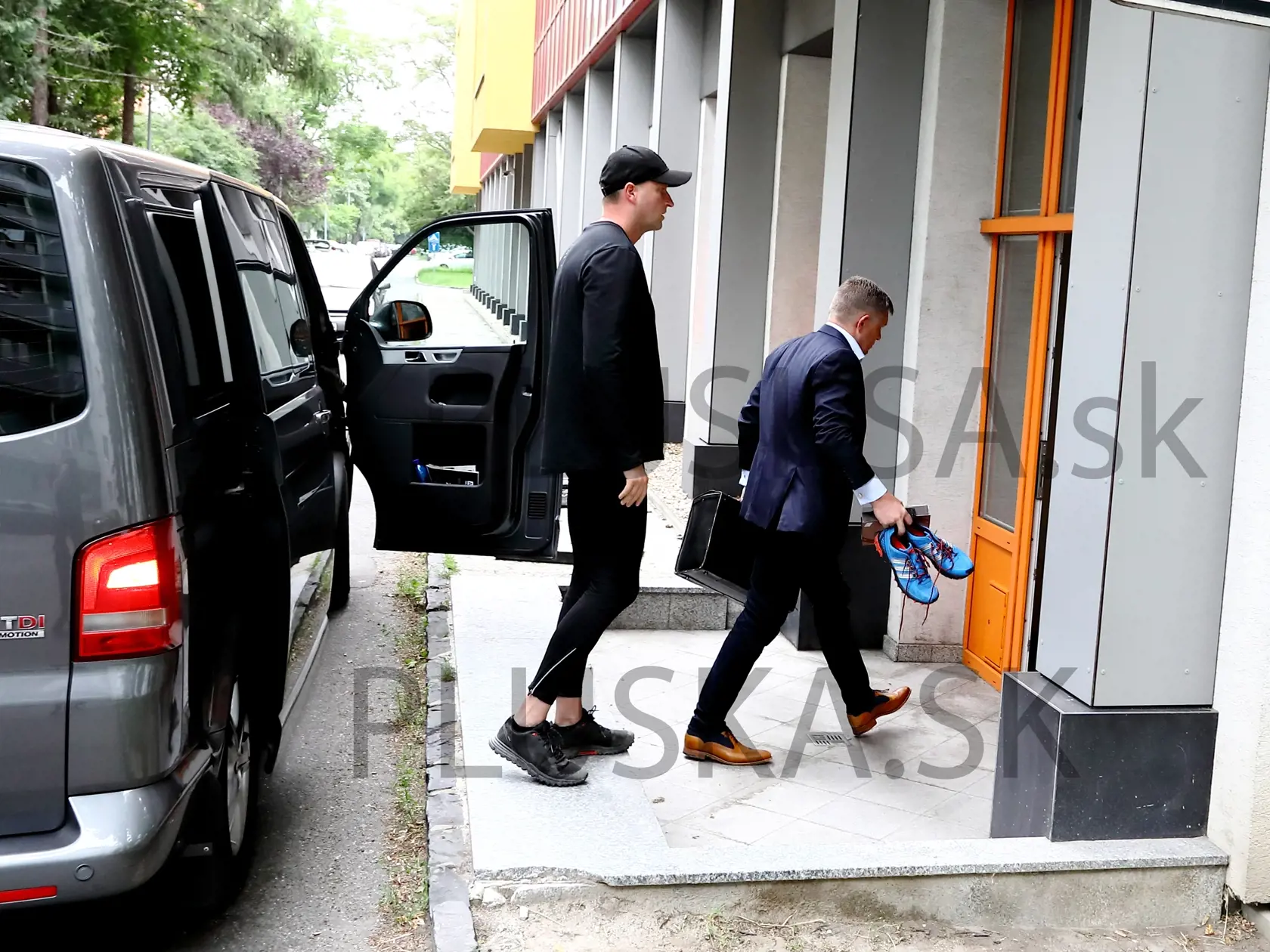 Robert Fico sa vrátil a namieril si to rovno do centrály Smeru na Súmračnej.