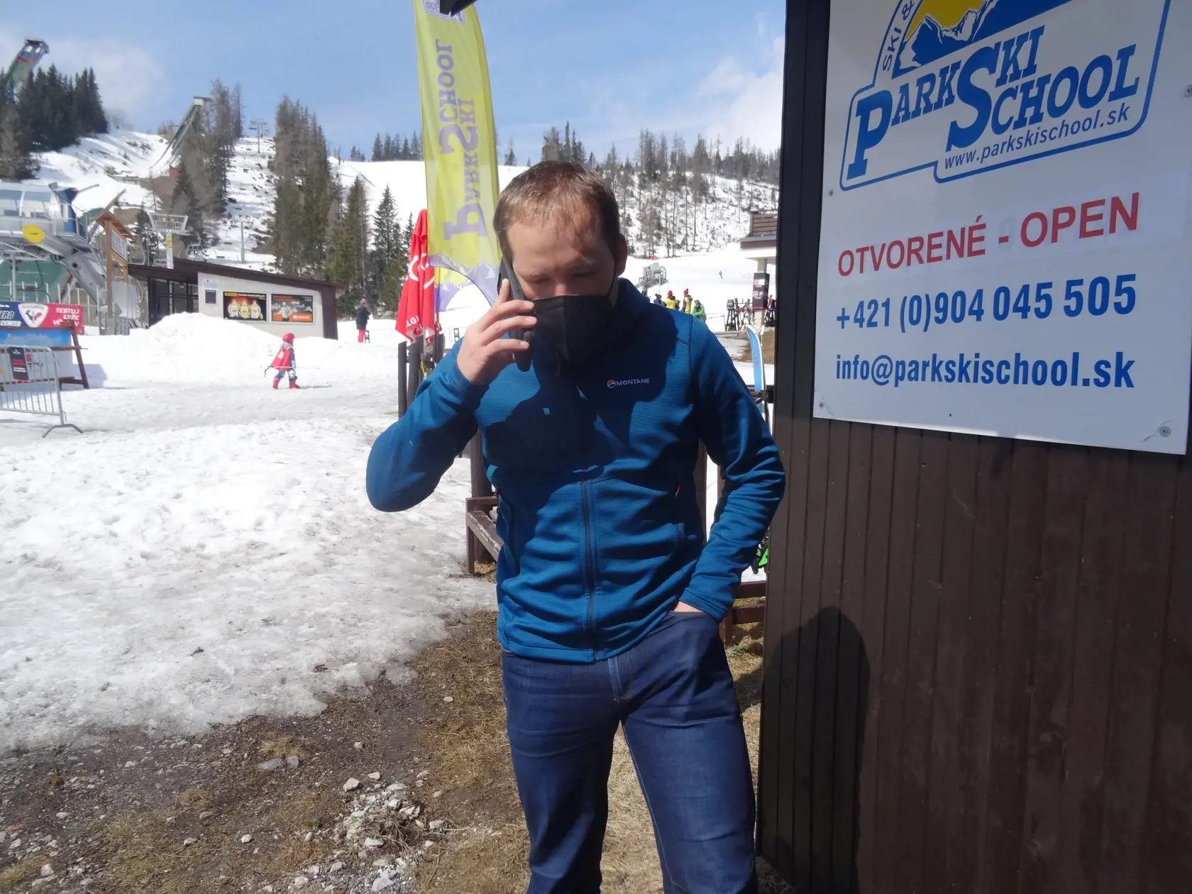 Majiteľ školy pre lyžiarov, bežkárov, snowboardistov i skialpinistov Michal Tomko (35) sa pre záujem turistov o jeho služby nezastavil.