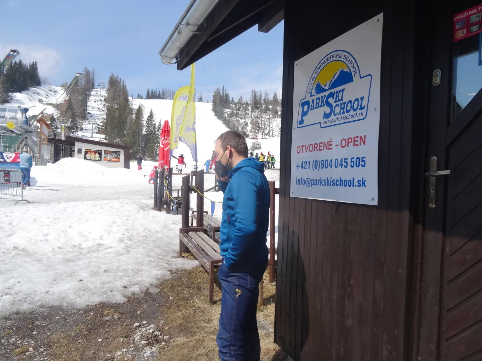 Majiteľ školy pre lyžiarov, bežkárov, snowboardistov i skialpinistov Michal Tomko (35) sa pre záujem turistov o jeho služby nezastavil.