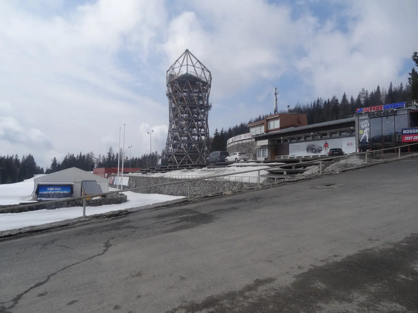 Mnohí turisti zašli aj na vyhliadkovú vežu. Názory na ňu sa rôznia.