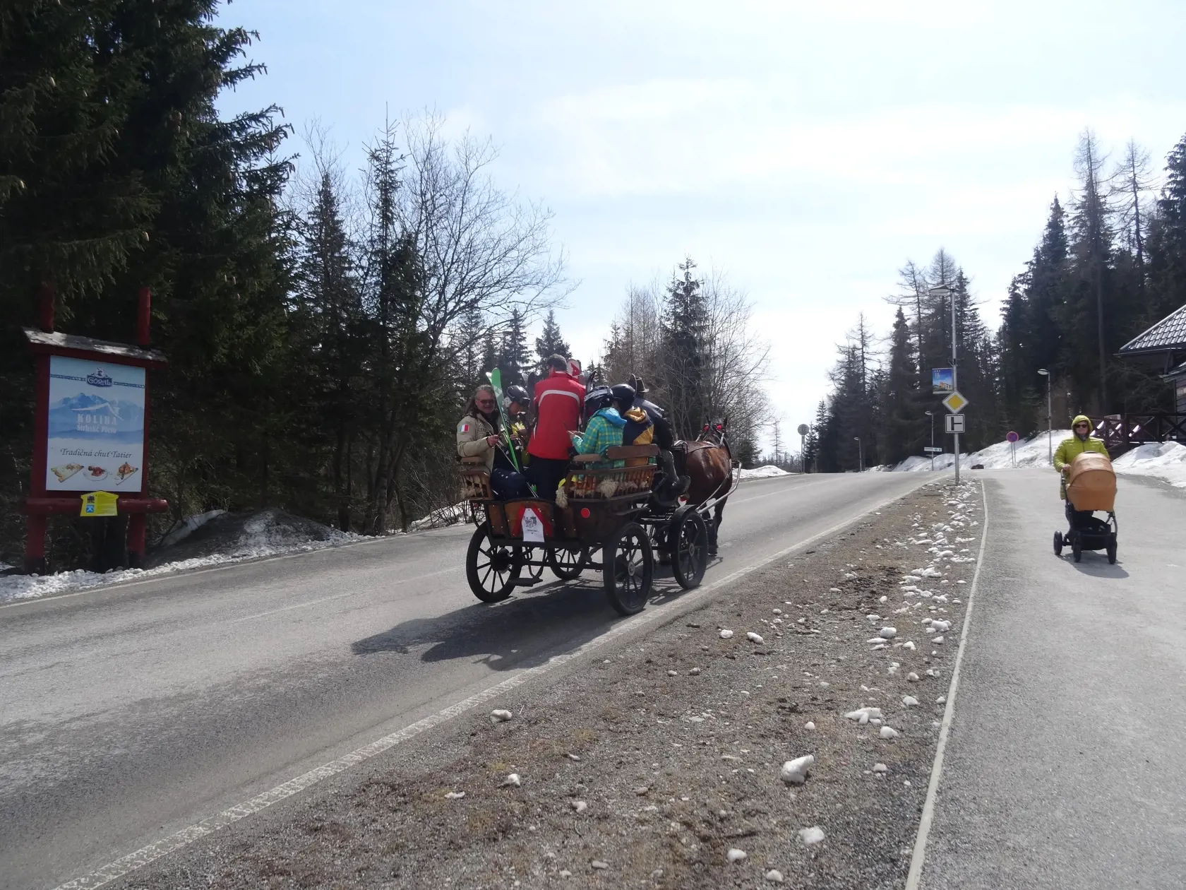 Majiteľ konského povozu fungoval vo štvrtok ako netradičný skibus.