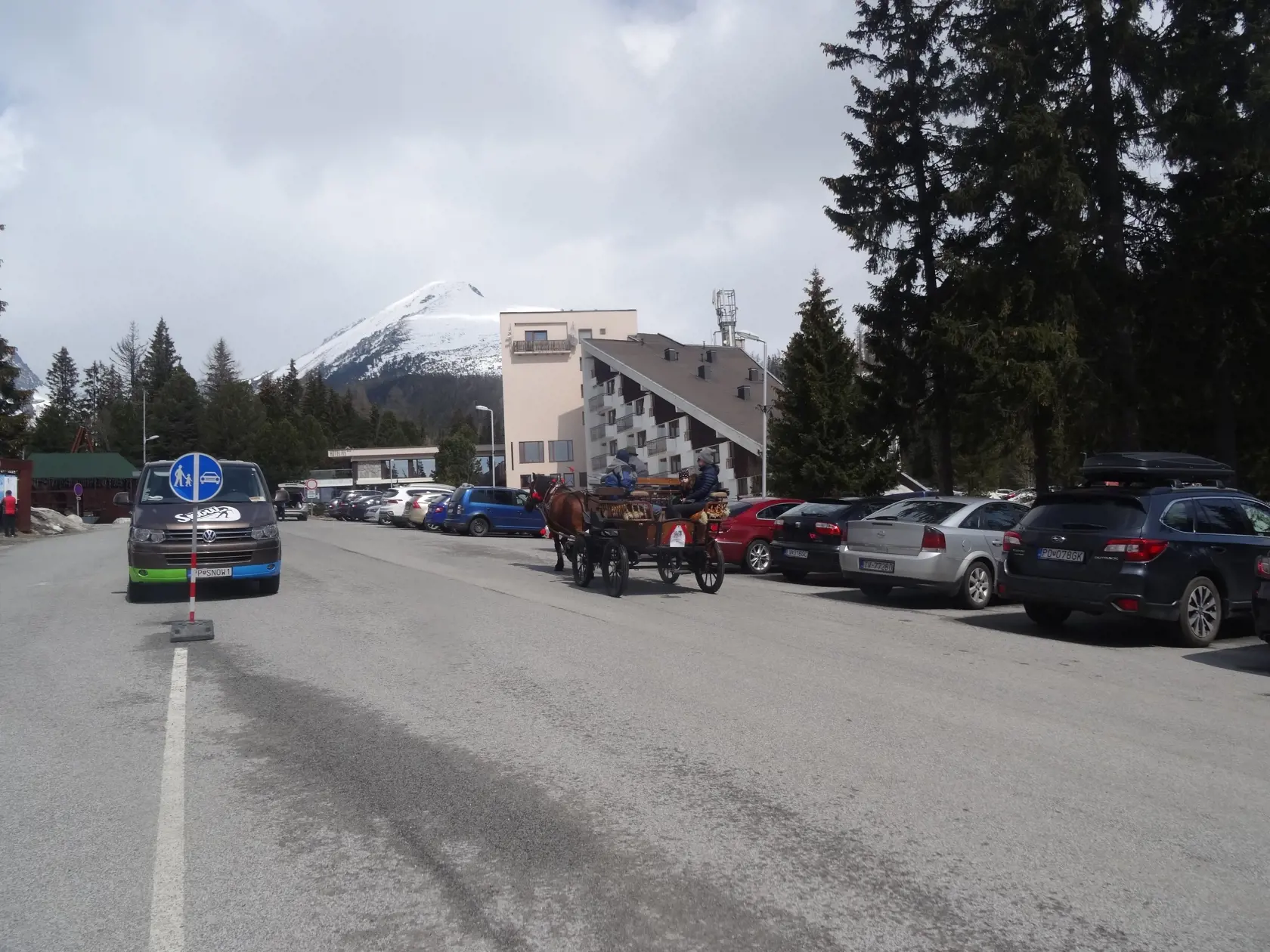 Majiteľ konského povozu fungoval vo štvrtok ako netradičný skibus.